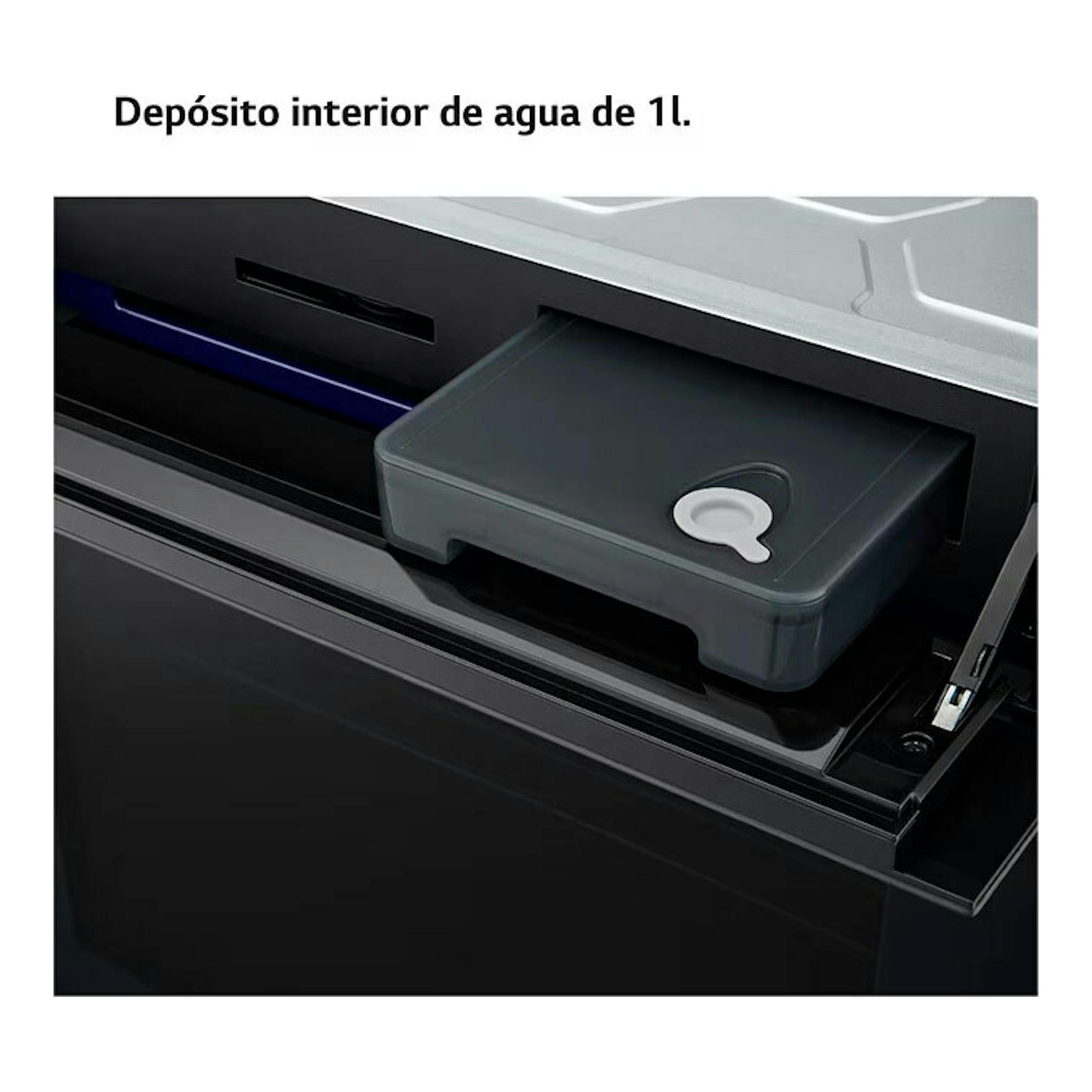 Horno LG WSED7665B en cristal negro, con depósito interior de agua de 1 l extraído, vista en primer plano.