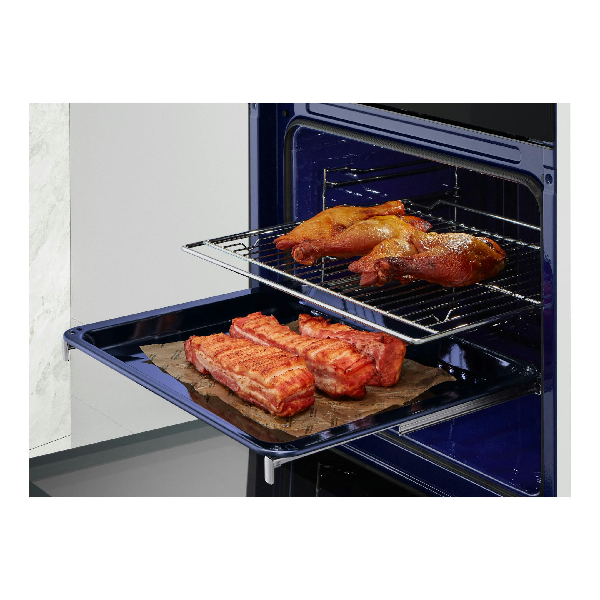 Horno LG WSED7667M azul, vista frontal, con puerta abierta y carnes asadas en bandejas.