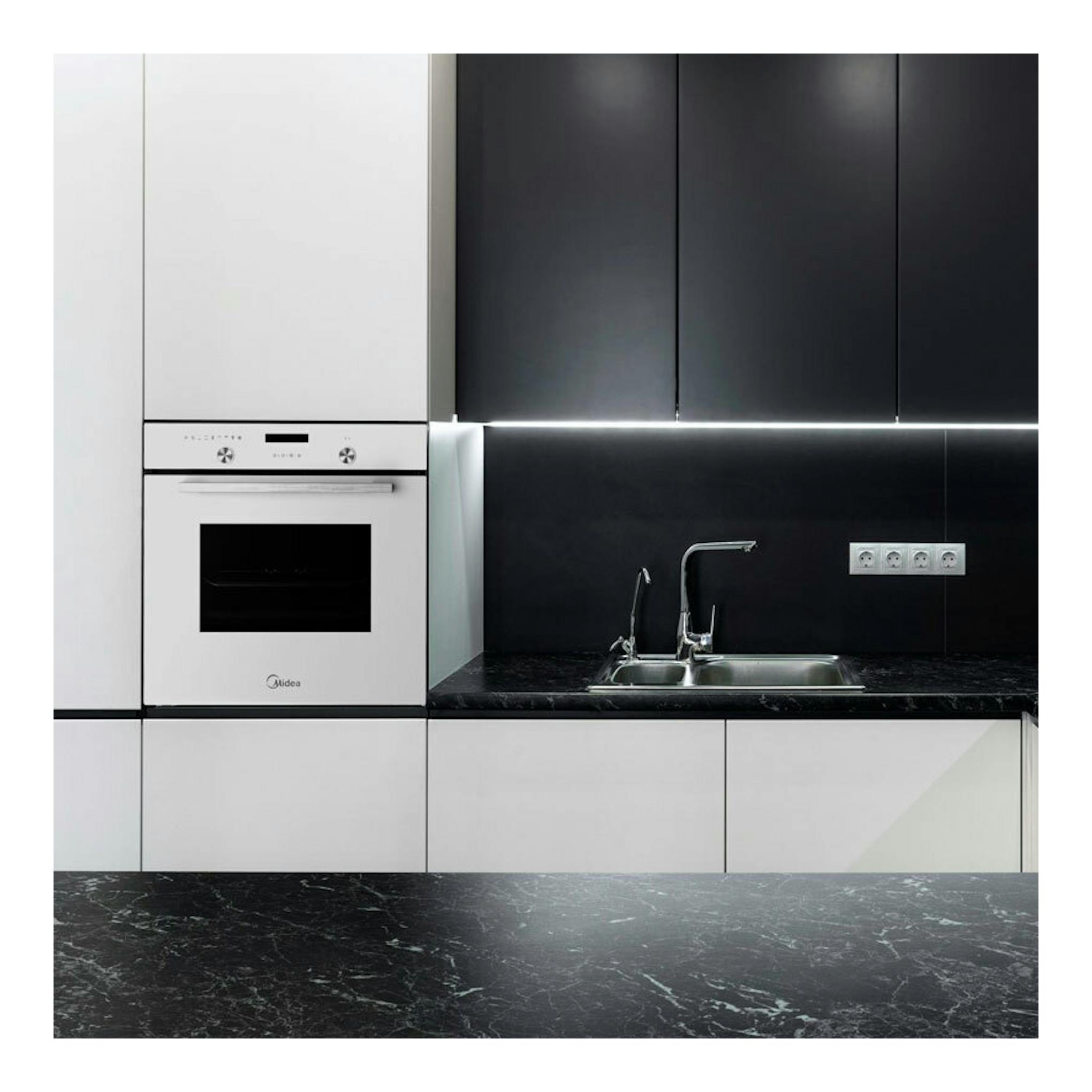 Horno empotrado Midea MBON5M90E5-WH blanco, vista frontal en cocina moderna.