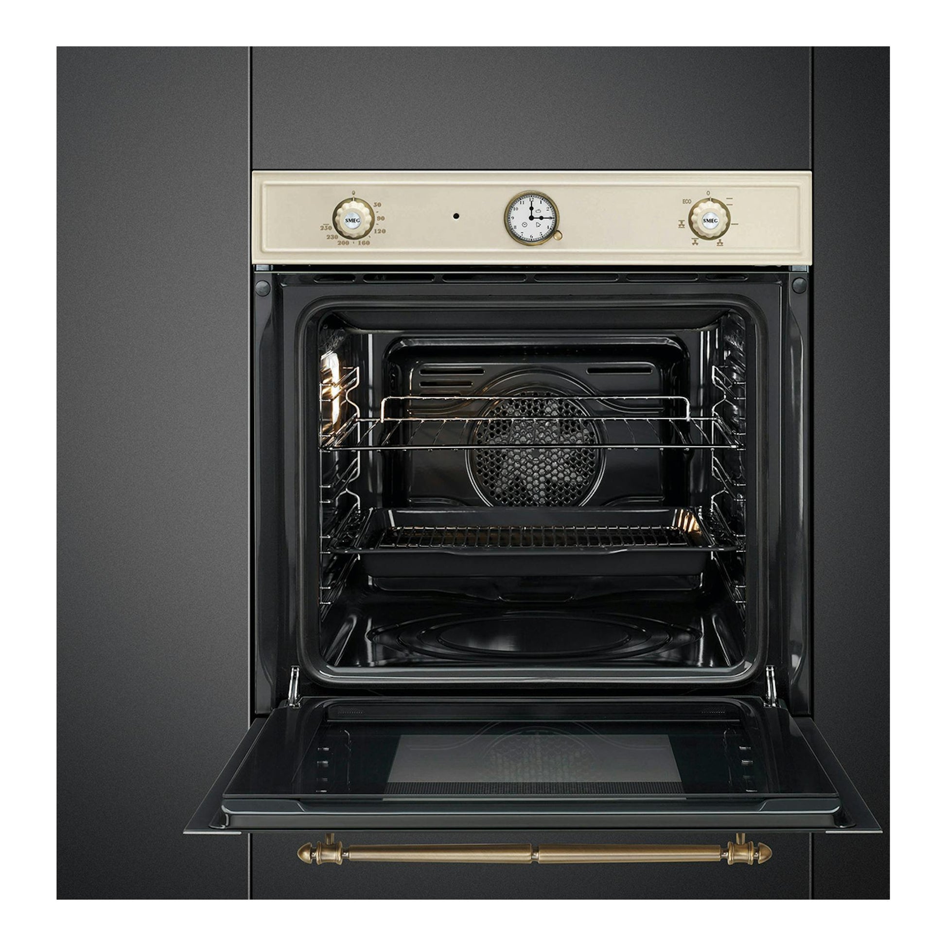 Horno Smeg SFP67C1TPO crema, vista frontal con puerta abatible abierta e interior negro visible.