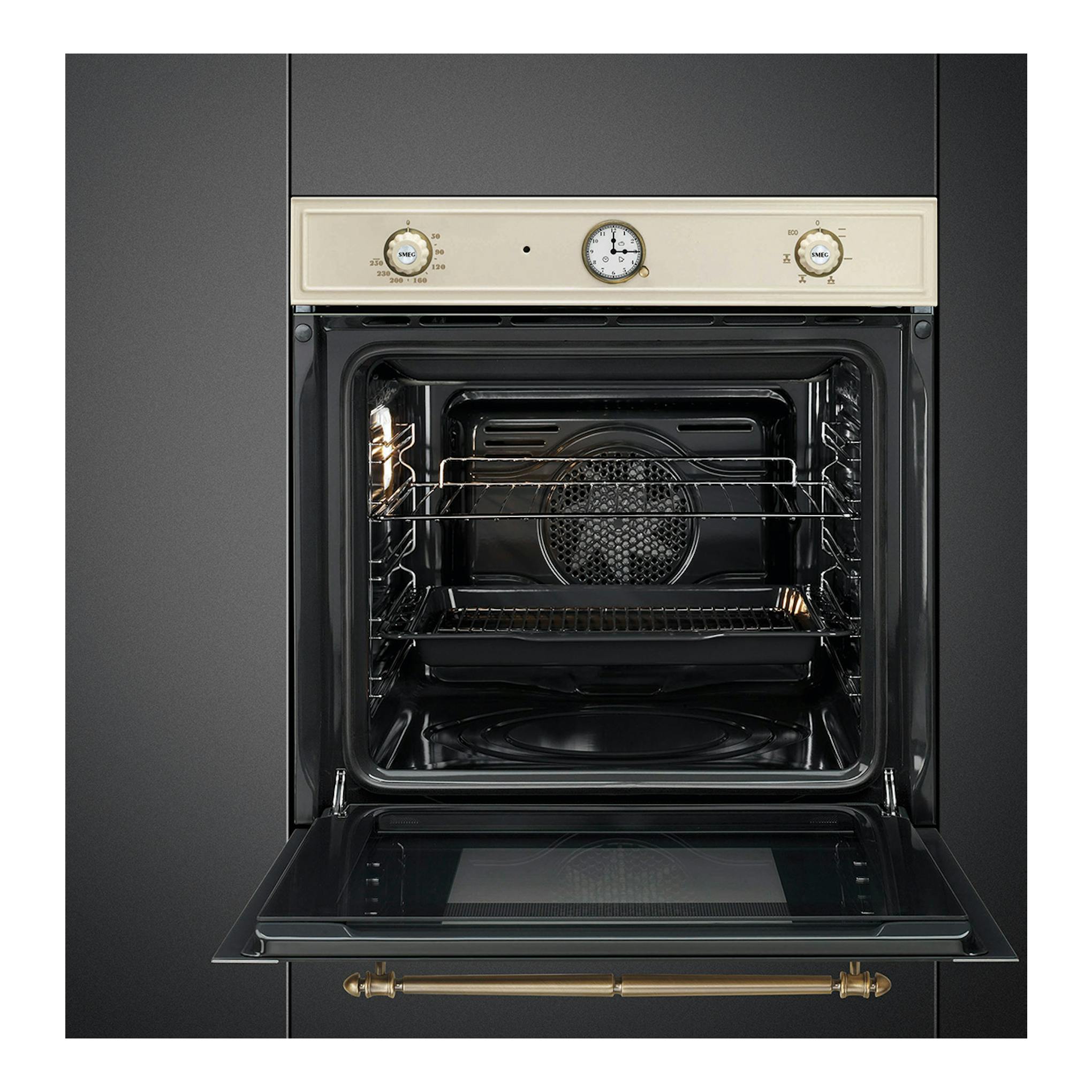Horno Smeg SFP67C1TPO crema, vista frontal con puerta abatible abierta e interior negro visible.