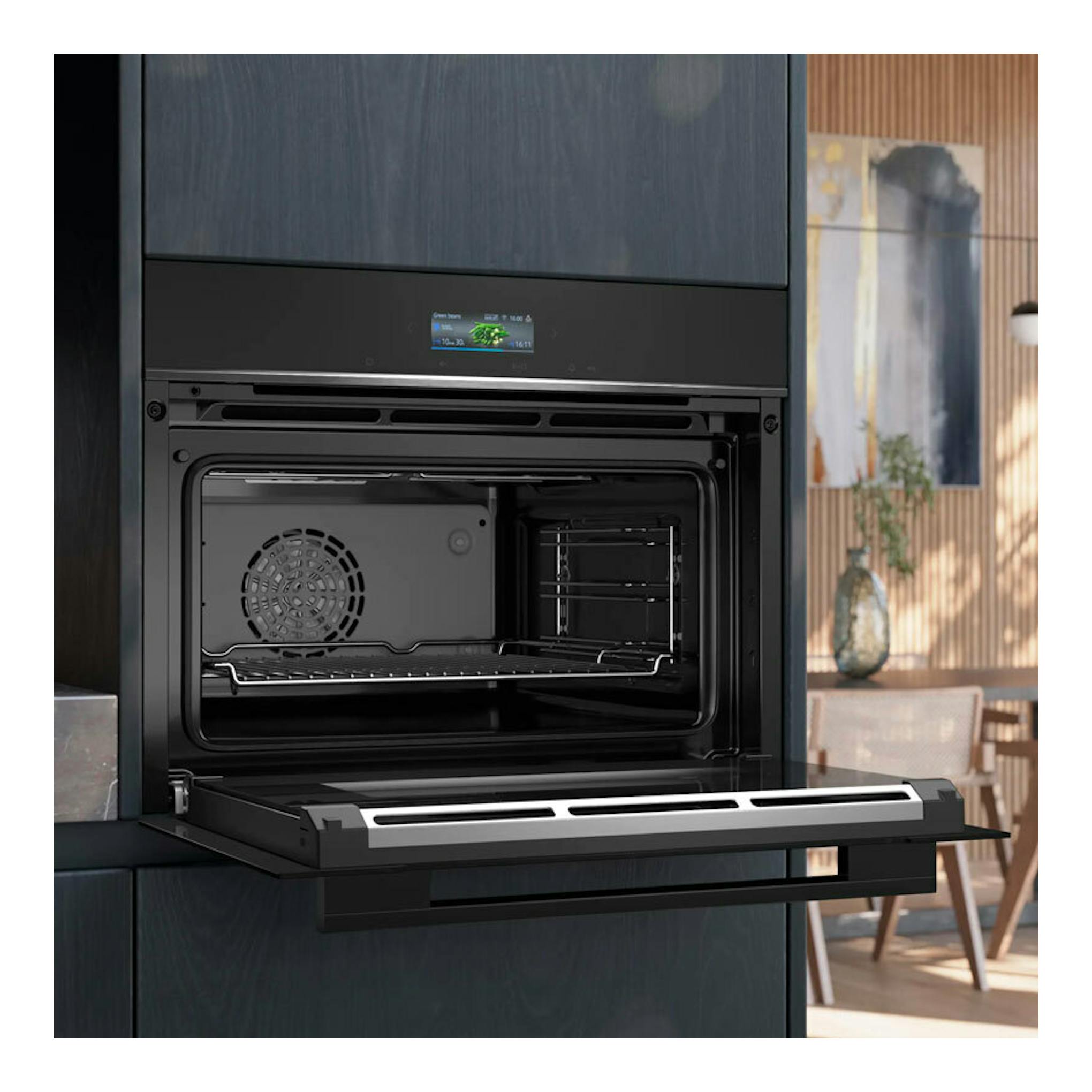 Horno Siemens CB734G1B1 negro empotrado, con la puerta abatida y vista del interior.