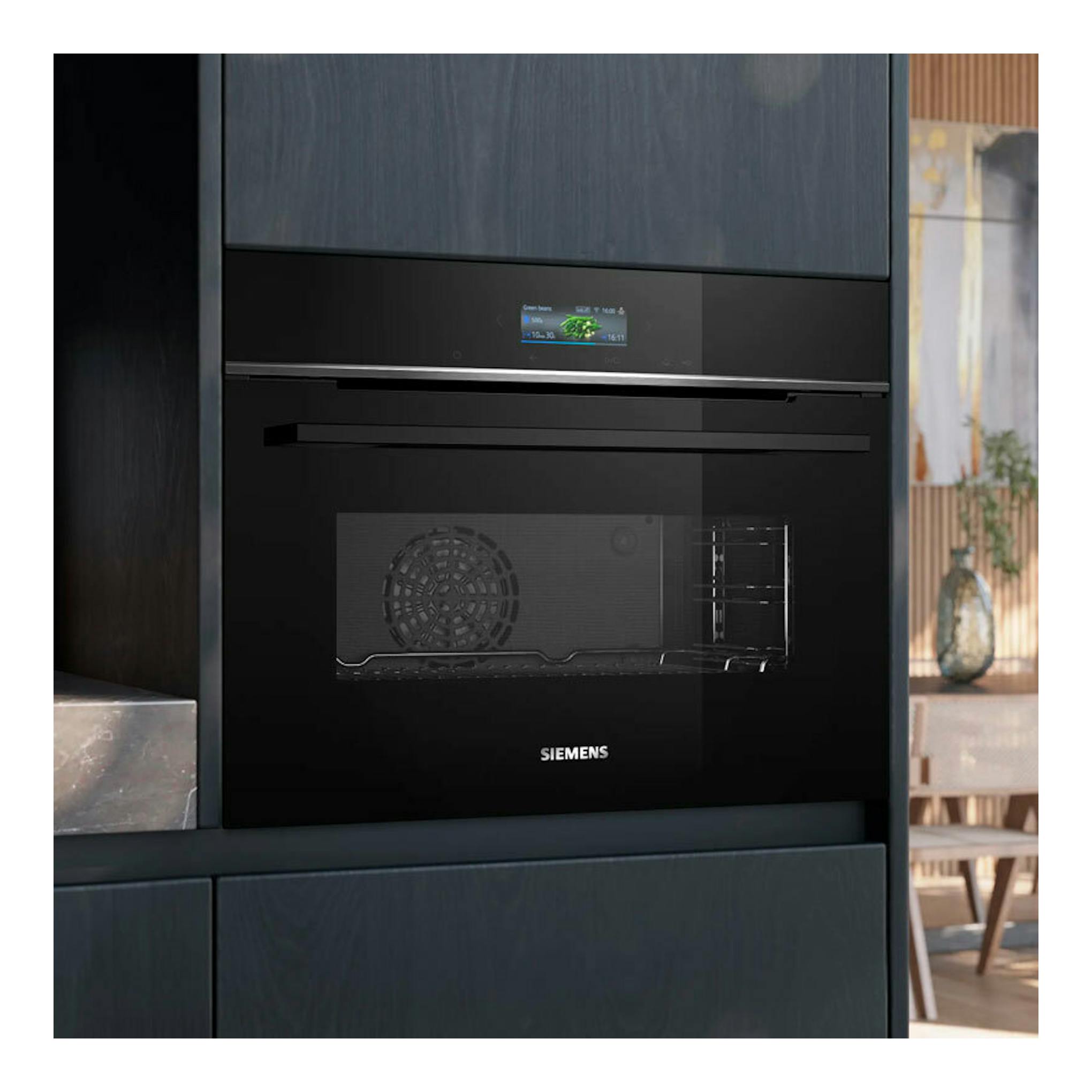 Horno empotrado Siemens negro, vista frontal, con pantalla digital y puerta de vidrio.