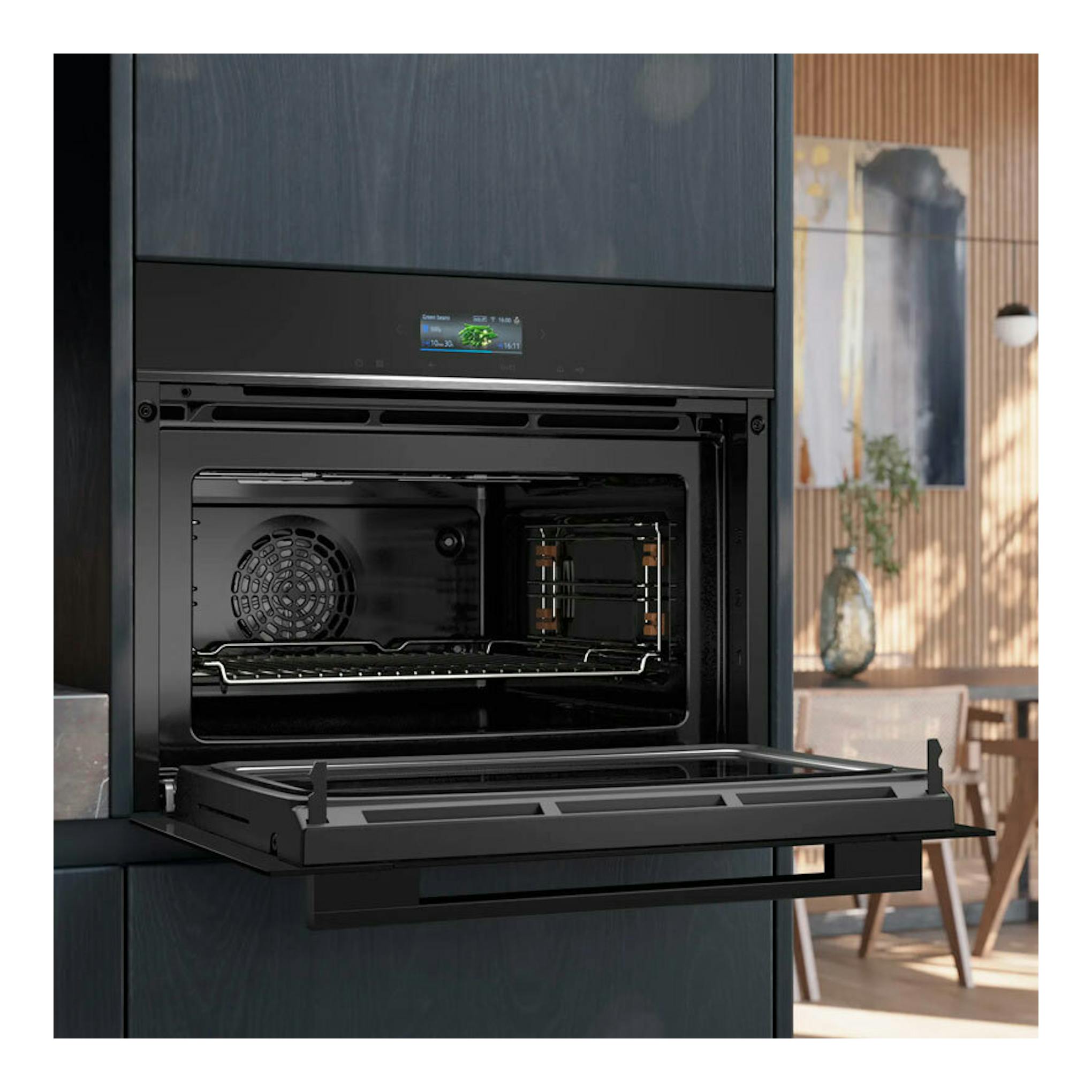 Horno Siemens CM724G1B1 negro, empotrado y abierto, vista frontal con interior visible.