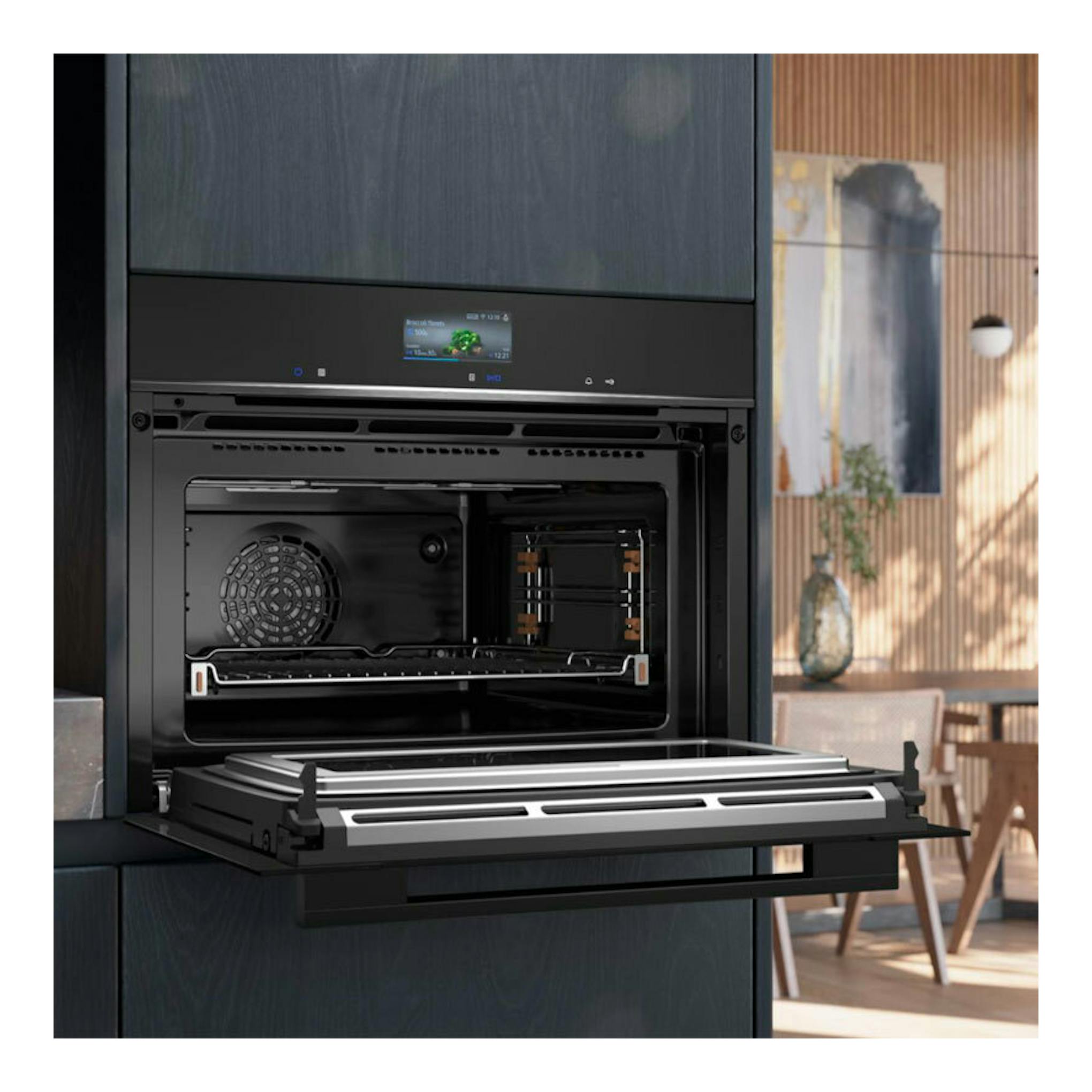 Horno Siemens CM776GKB1 negro empotrado, vista frontal, con puerta abierta y panel digital.