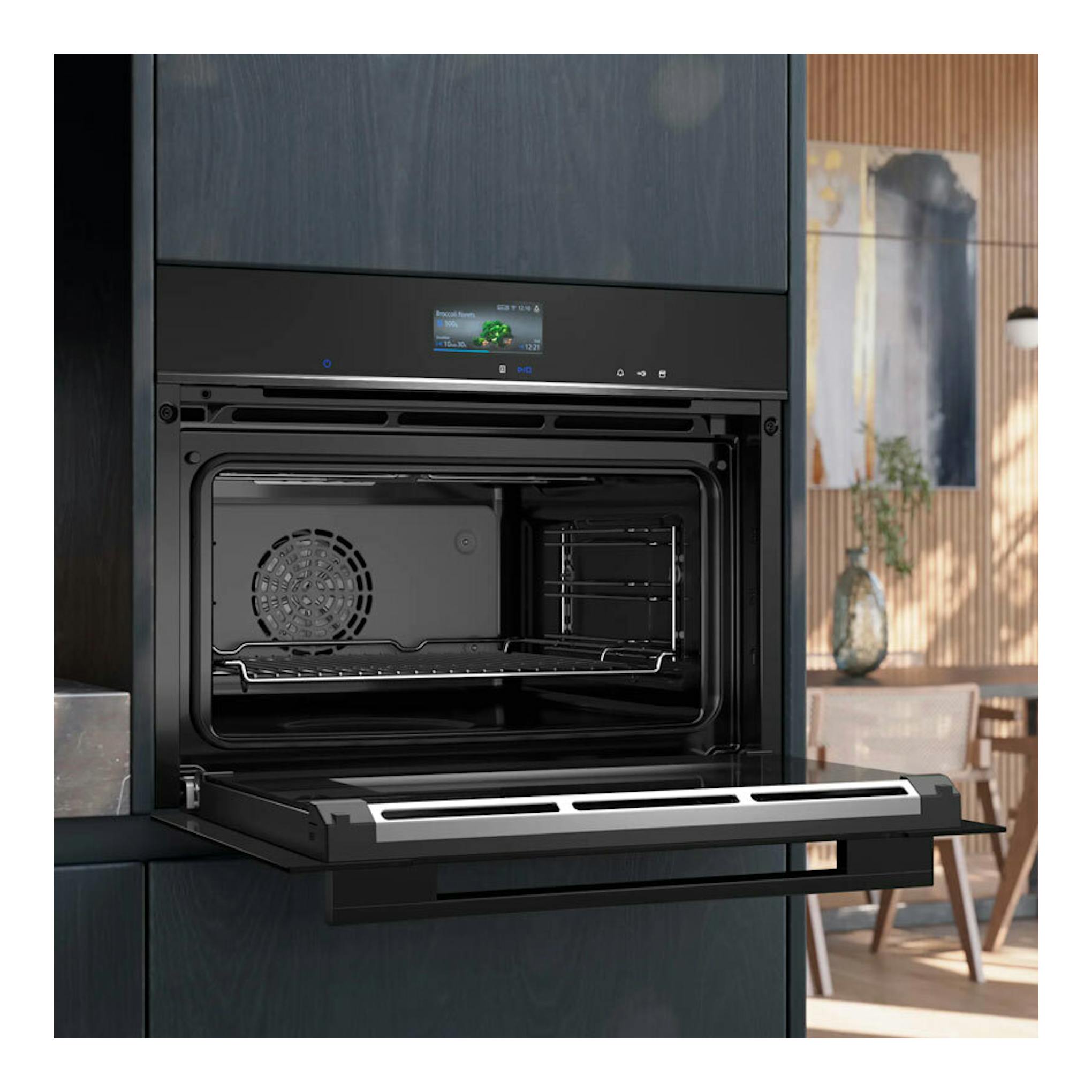 Horno Siemens CS736G1B1 negro, vista frontal con la puerta abatible abierta y panel digital.