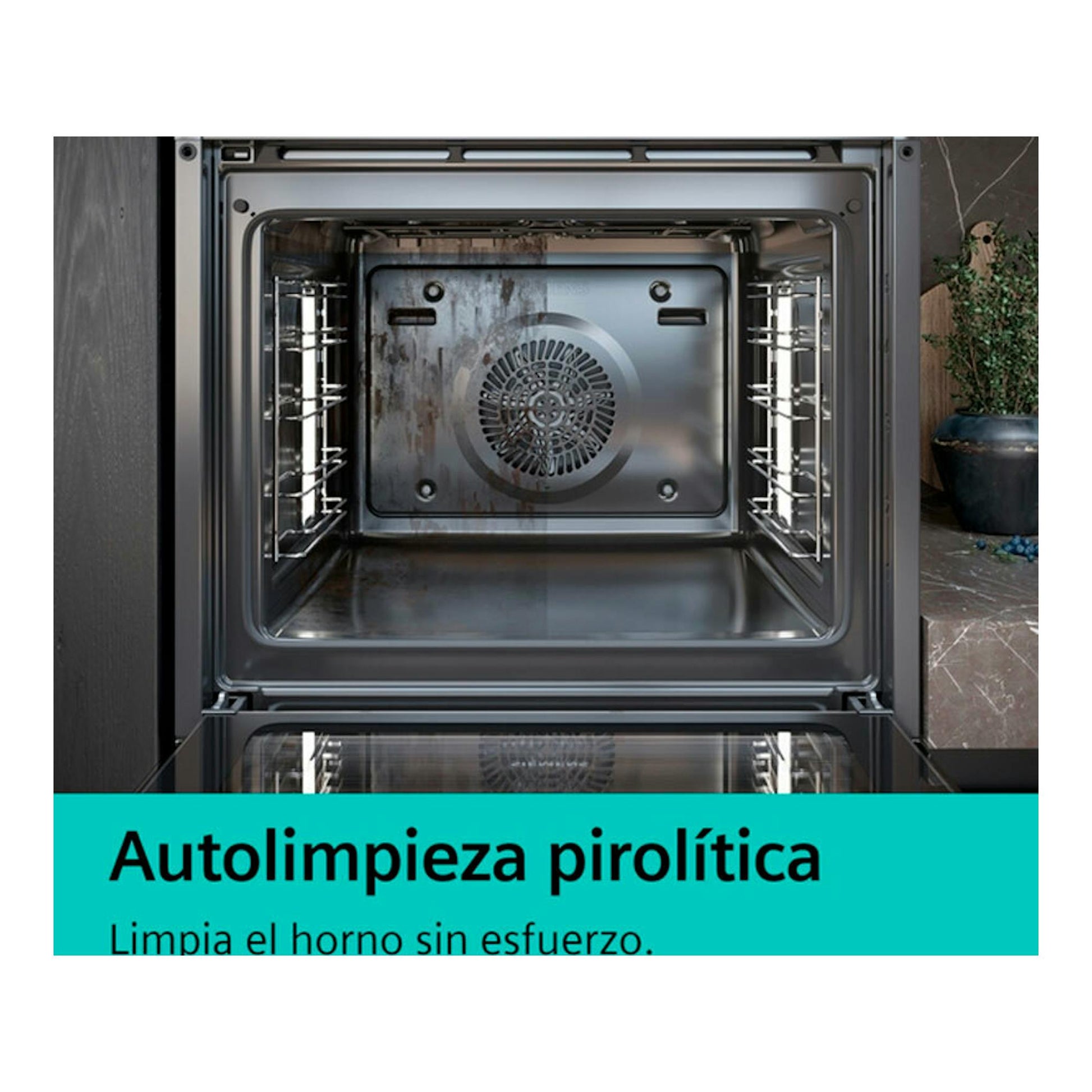 Horno Siemens HB574AER3 inox, vista frontal interior con puerta abierta y autolimpieza pirolítica.