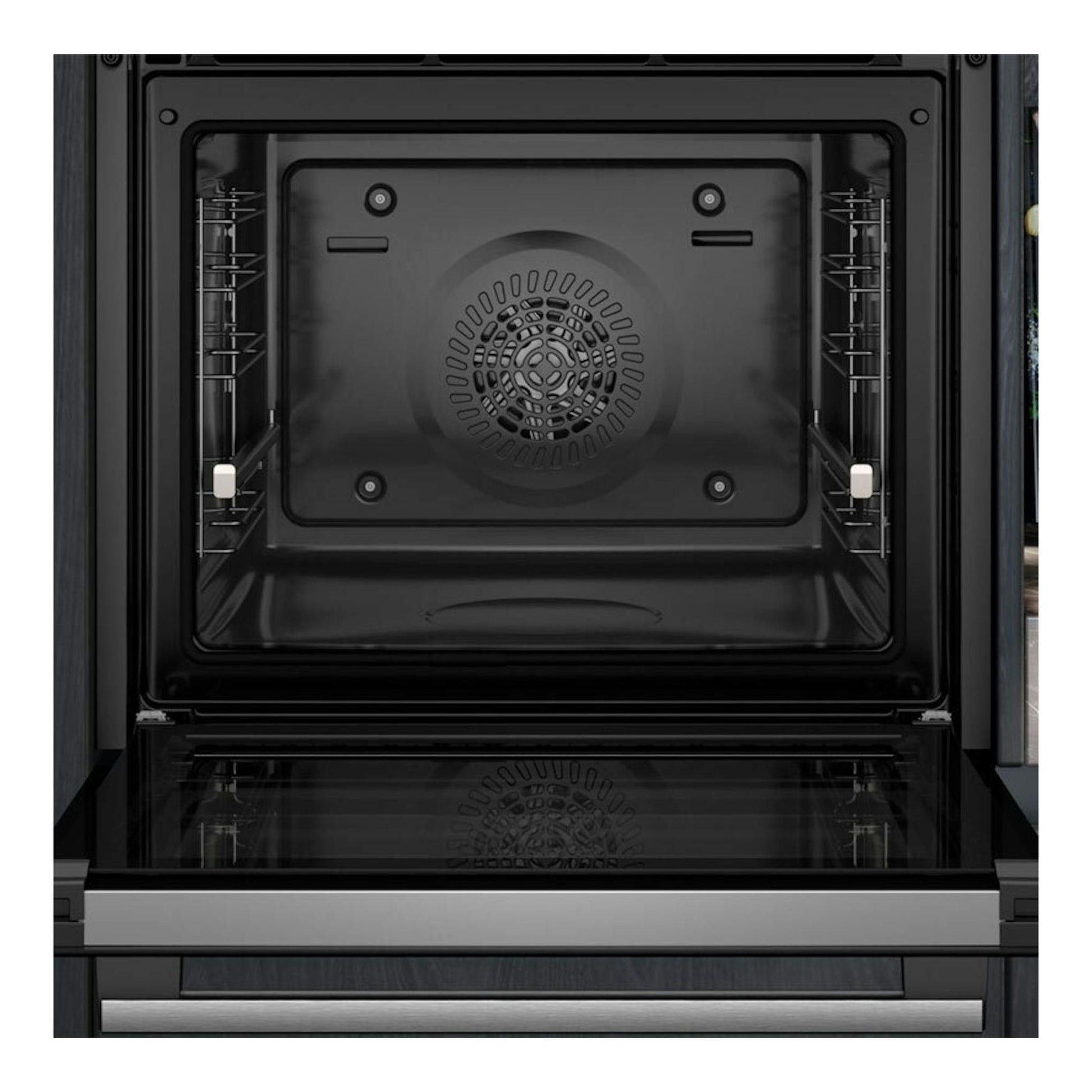 Interior de horno Siemens HB574AER4 negro, vista frontal abierta, con ventilador trasero y guías laterales.
