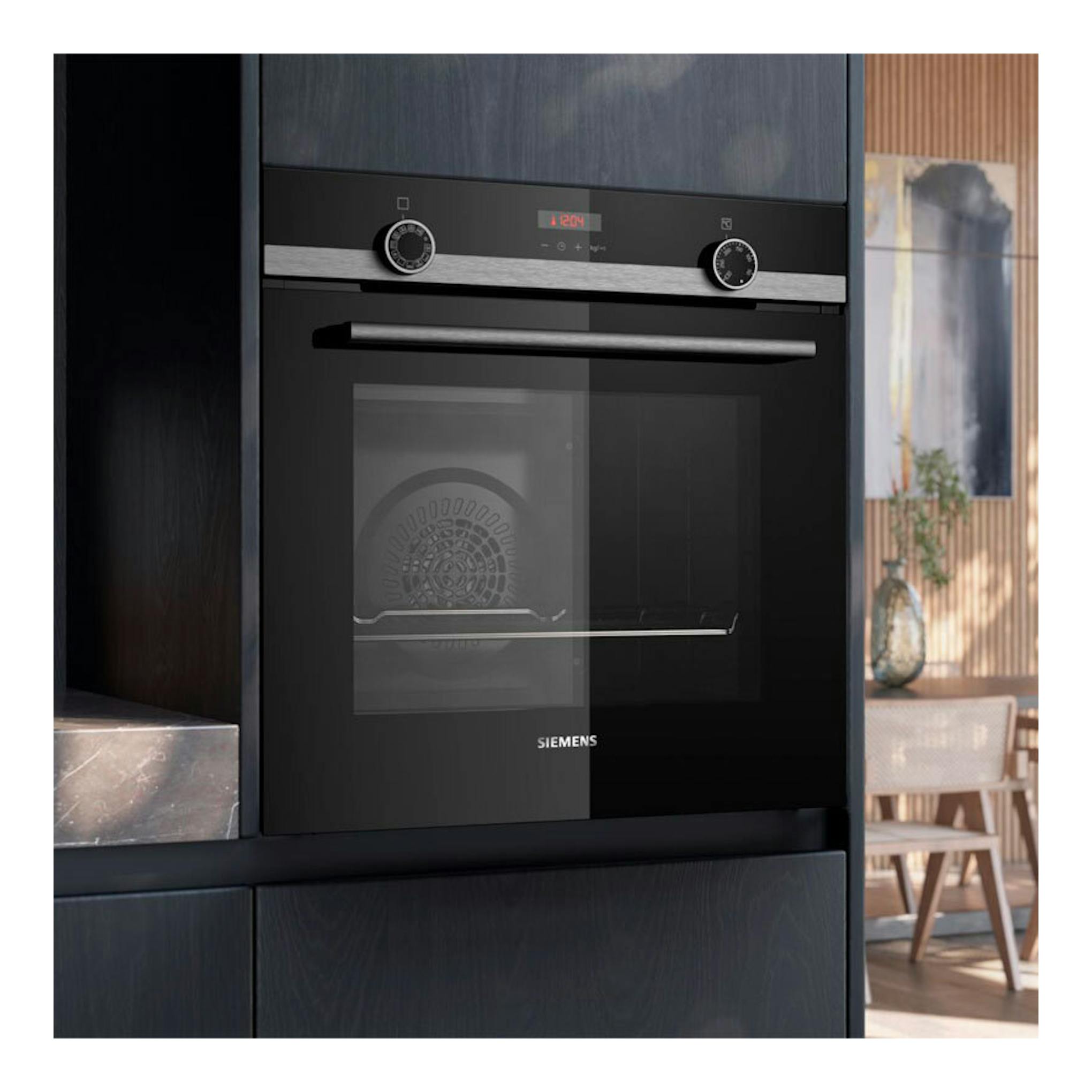 Horno empotrado Siemens HB574AER4 negro, vista frontal con puerta de cristal y mandos giratorios.