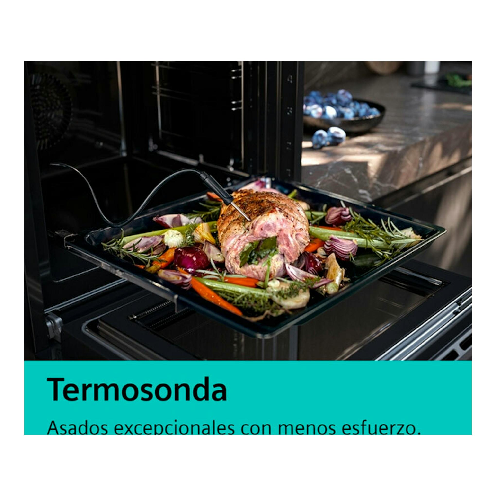 Horno Siemens HB578GFS7 Inox con bandeja de asado y termómetro de sonda en el interior, vista frontal.