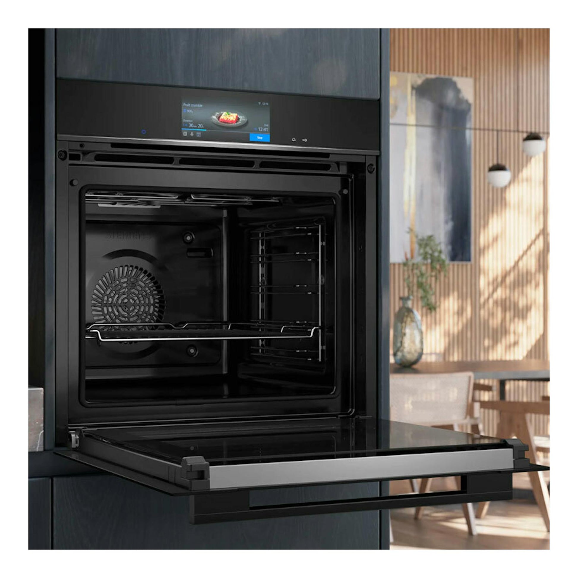 Horno Siemens HB778G3B1 negro empotrado, vista frontal con la puerta abierta y panel táctil iluminado.