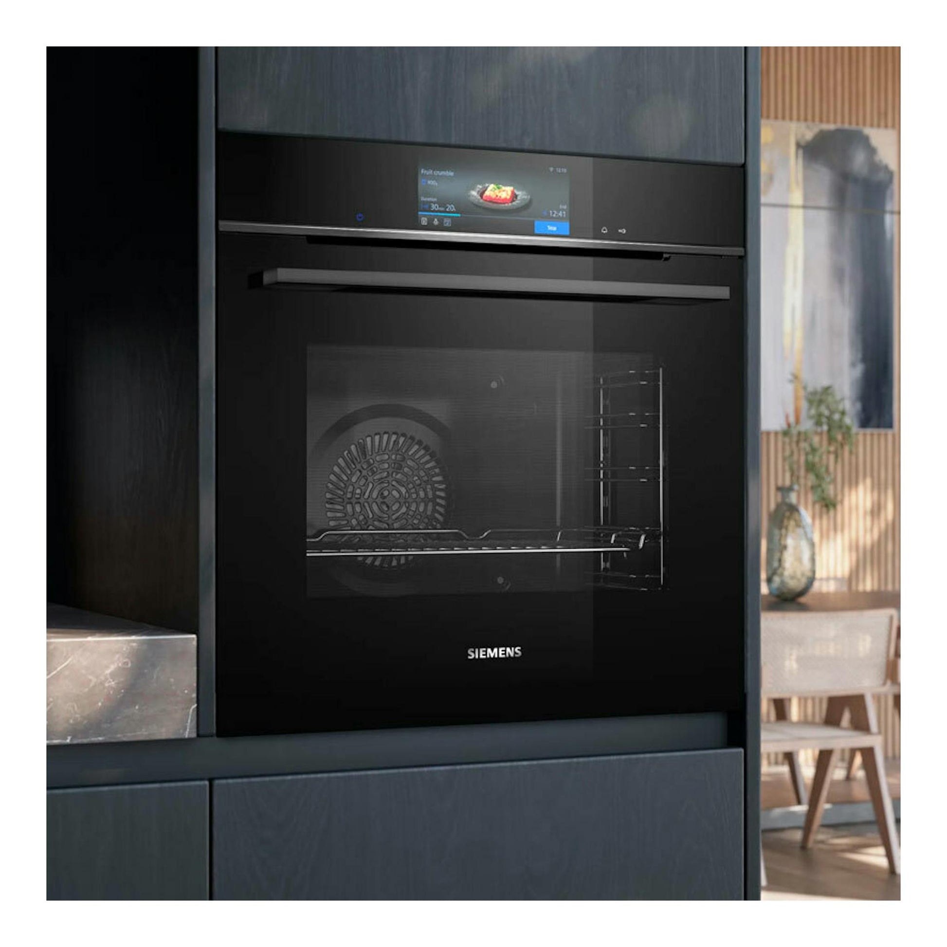 Horno empotrado Siemens HB778G3B1 negro, vista frontal, con pantalla táctil y puerta de vidrio.