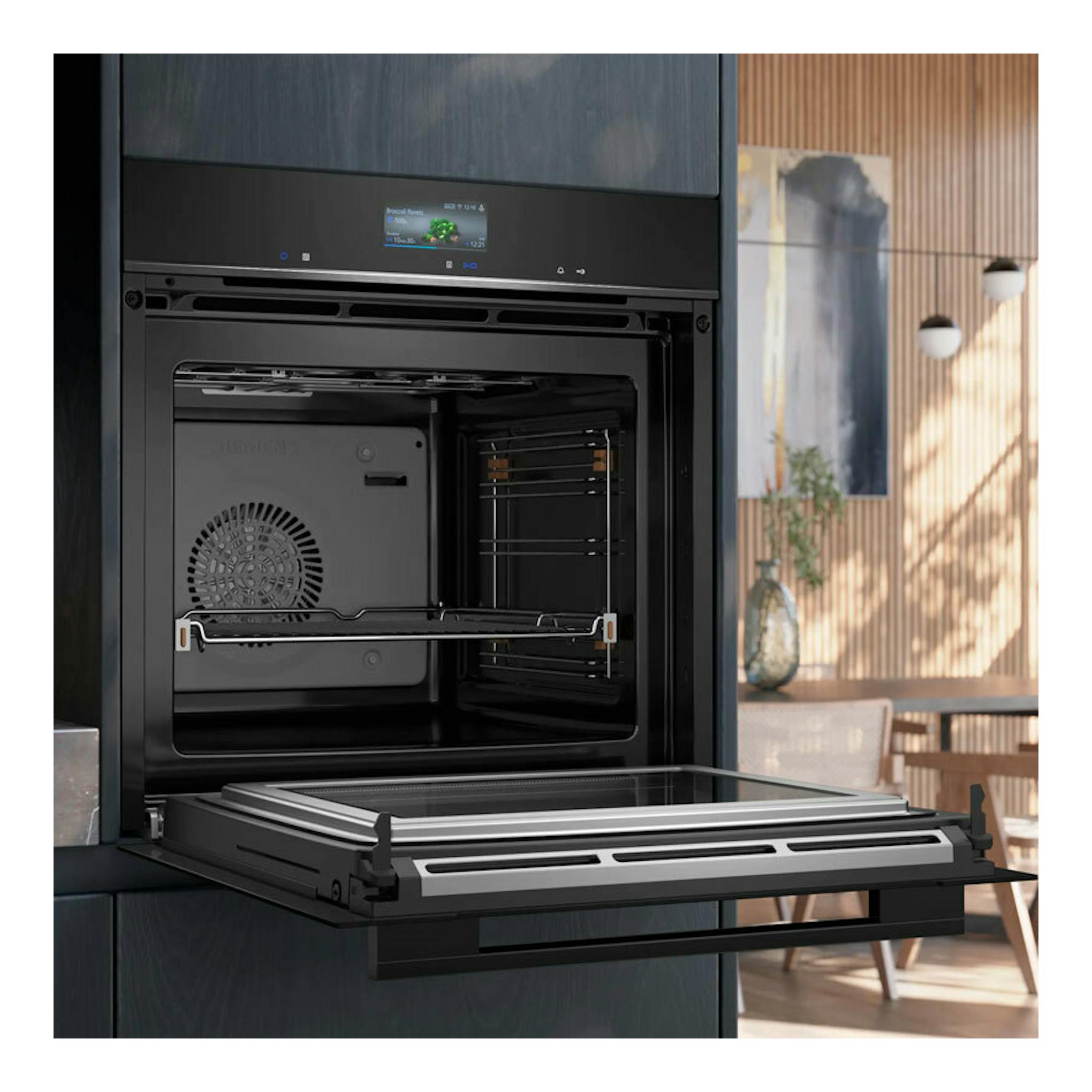 Horno Siemens HM736GAB1 negro, vista frontal con la puerta abatida y el interior visible.