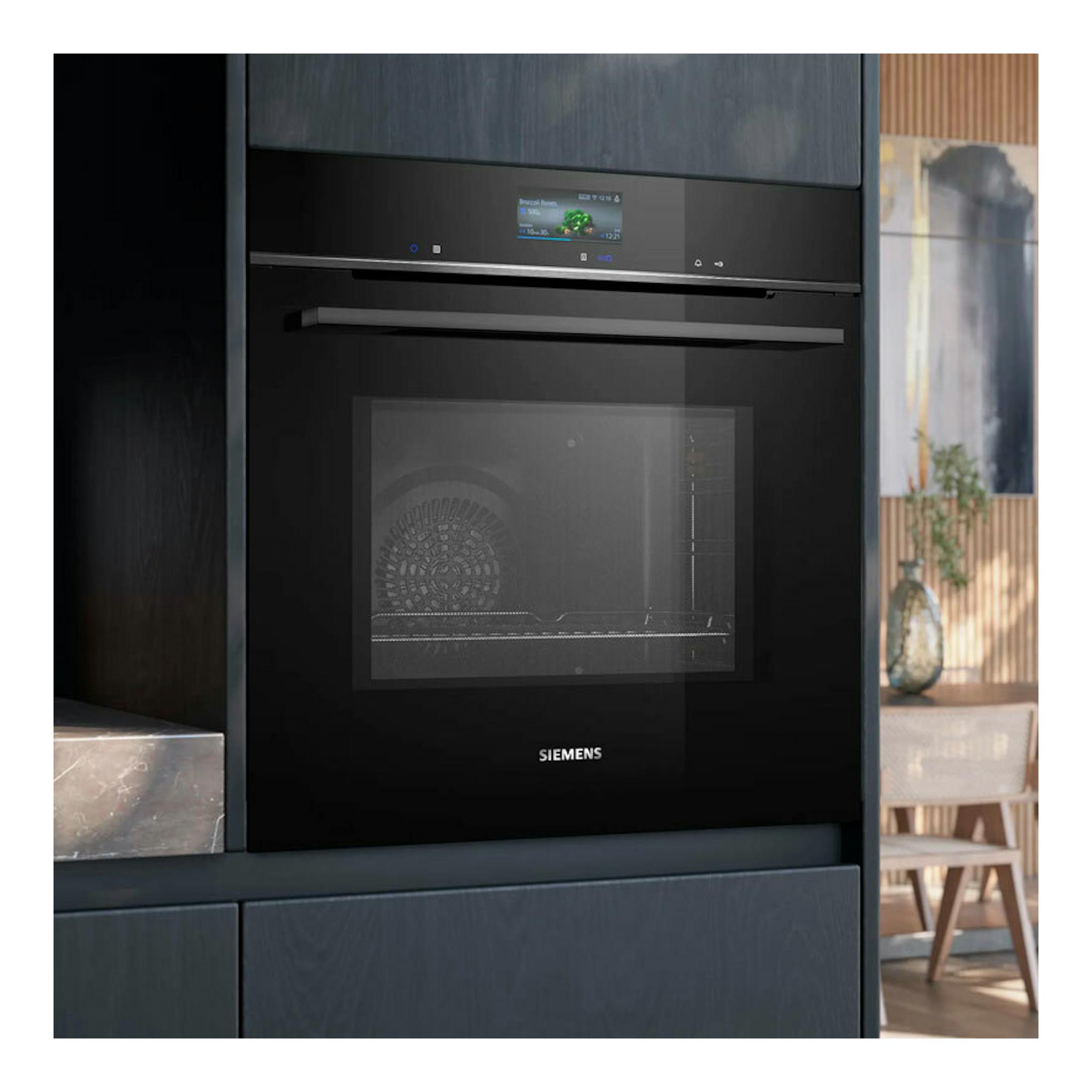 Horno empotrado Siemens HM776GKB1 negro, vista frontal, con puerta de vidrio y panel táctil superior.