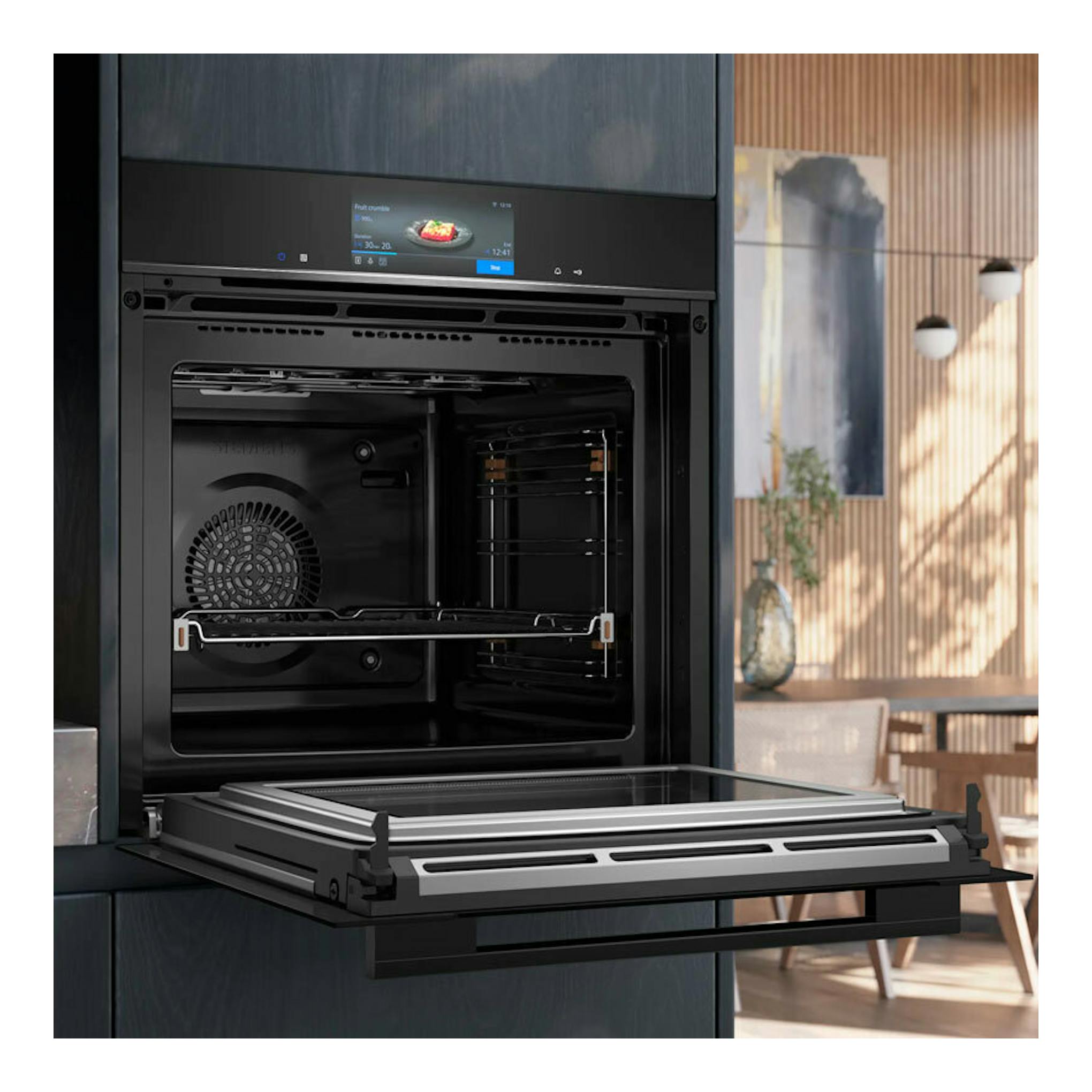 Horno Siemens HM778GMB1 negro empotrado, puerta abierta y panel digital frontal, vista interior.