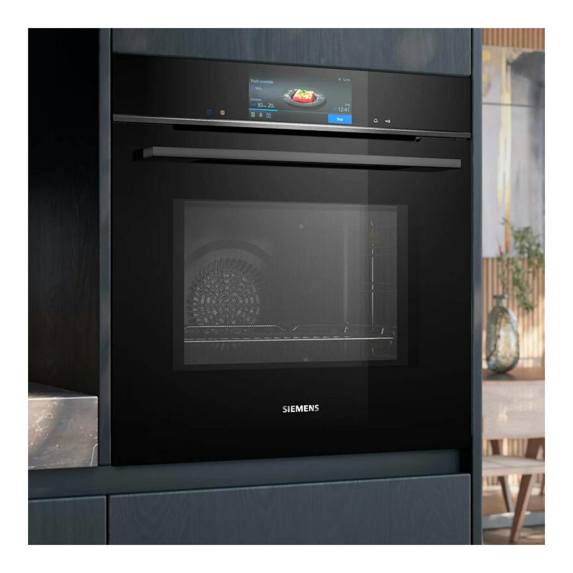Horno empotrado Siemens HM778GMB1 negro, vista frontal, con panel táctil y puerta de cristal.