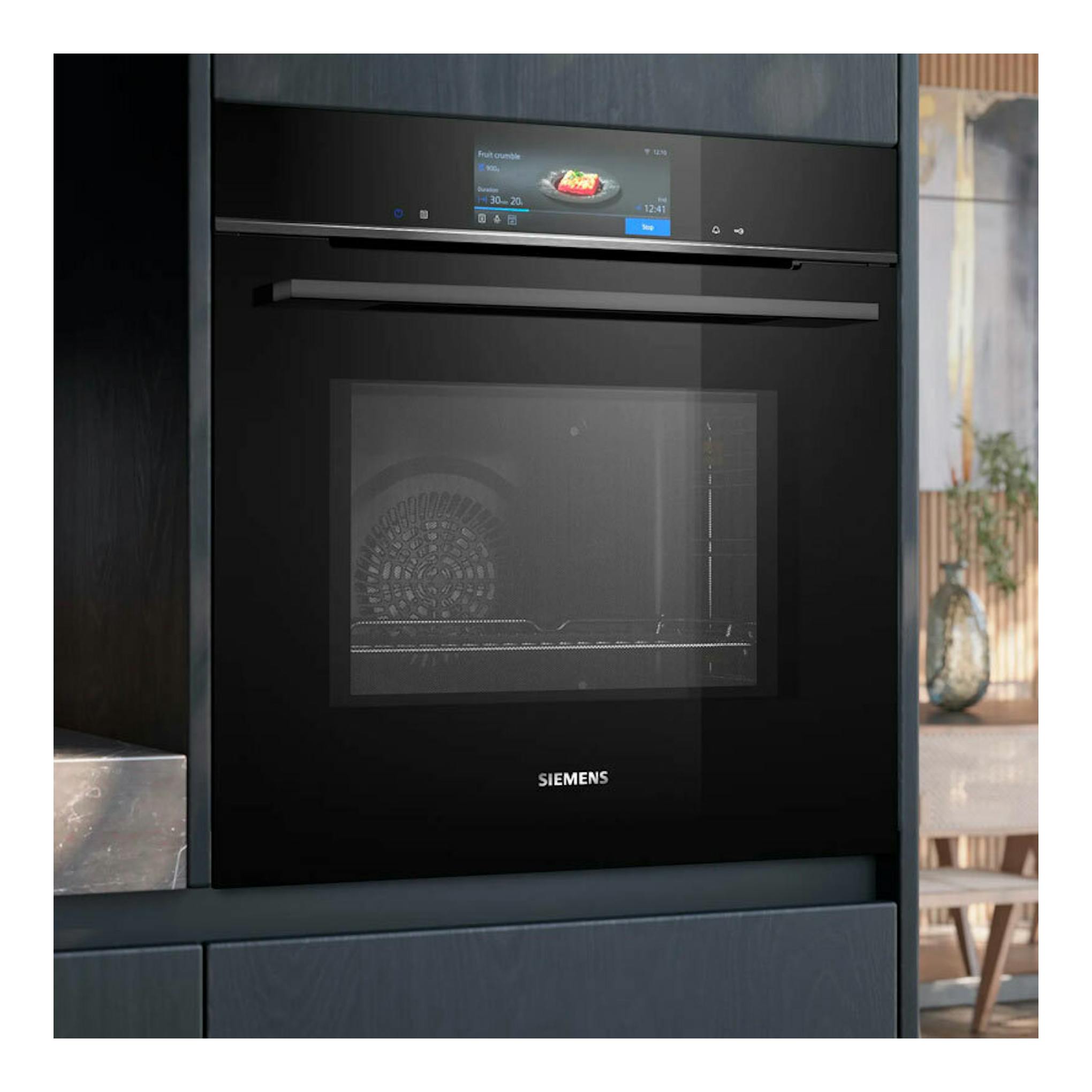 Horno empotrado Siemens HM778GMB1 negro, vista frontal, con panel táctil y puerta de cristal.