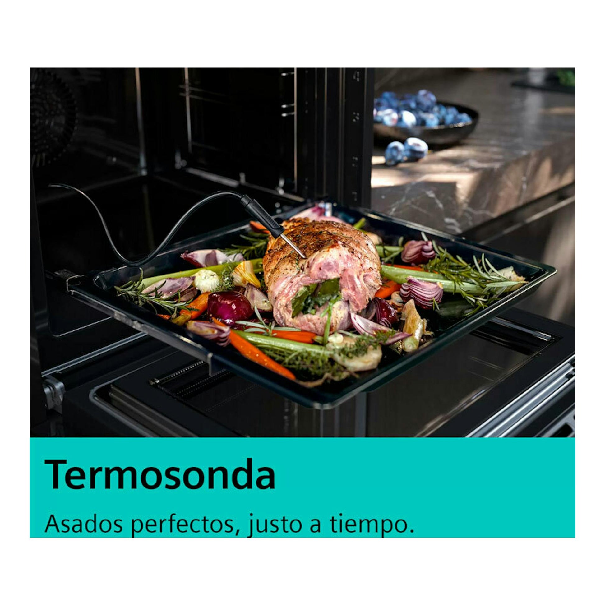 Horno Siemens HM778GMB1 negro, con bandeja de asado y termómetro de sonda en el interior.
