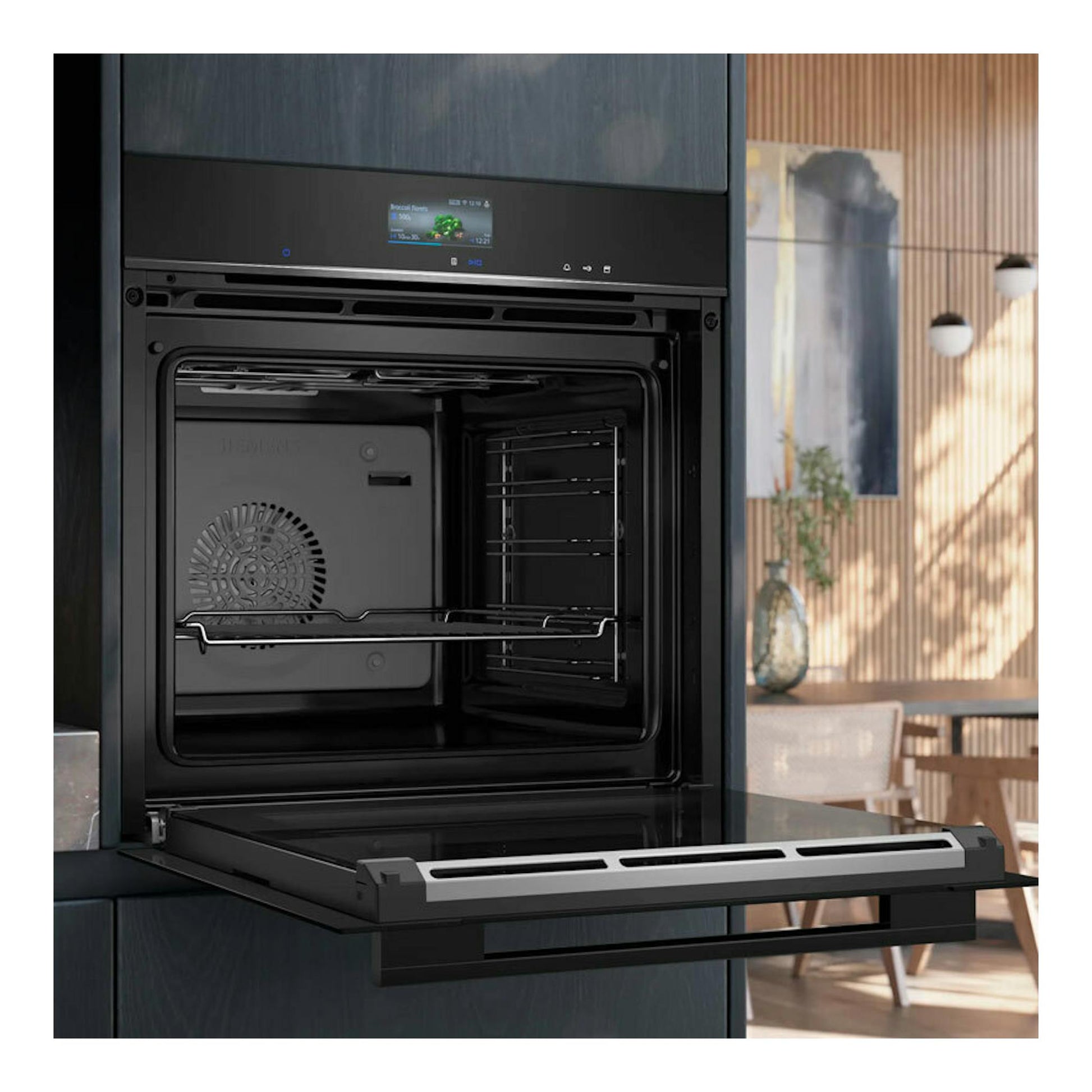 Horno Siemens HR736G1B1 negro, vista frontal con puerta abatible abierta e interior visible.