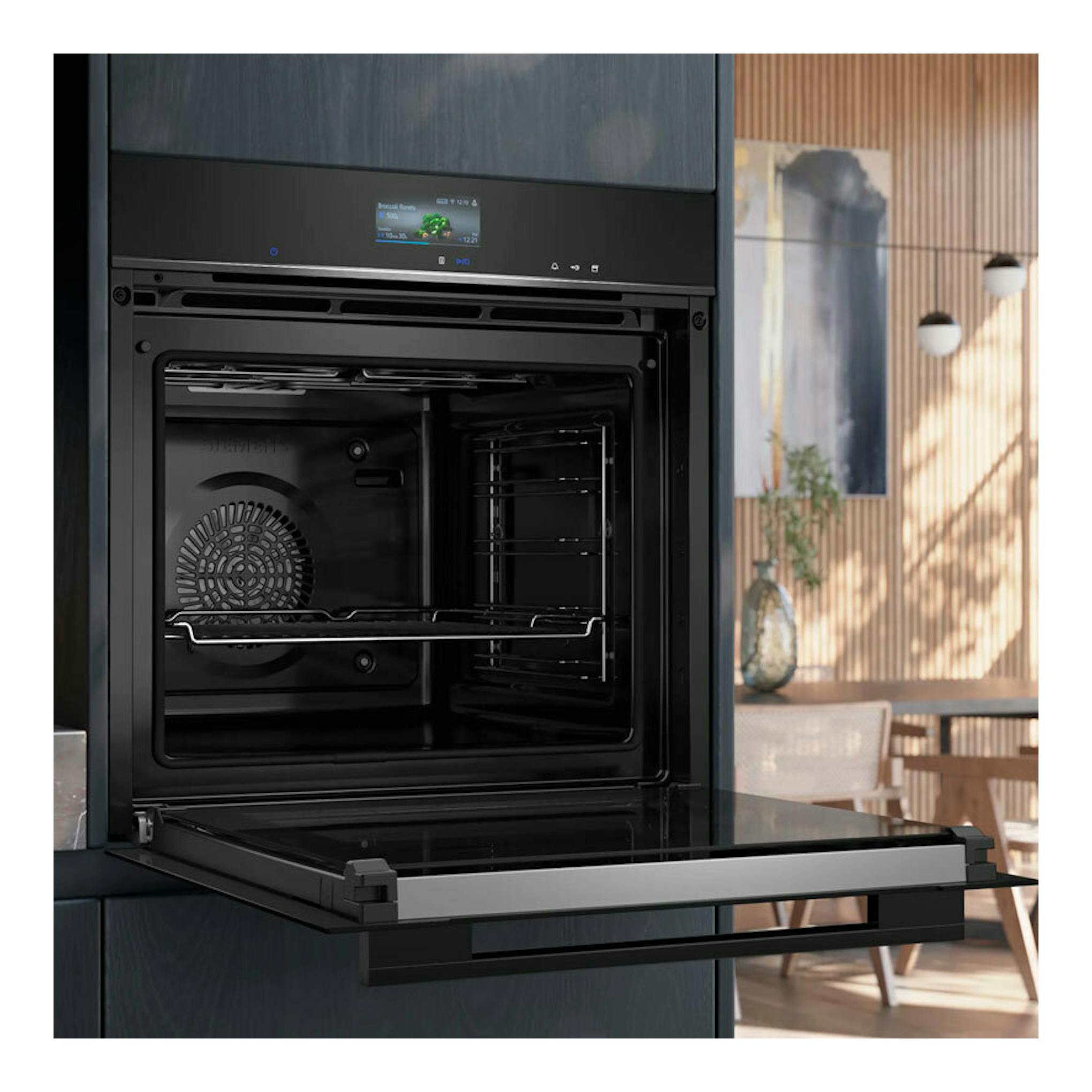 Horno Siemens HR776G1B1 negro, vista frontal con puerta abatible abierta e interior visible.