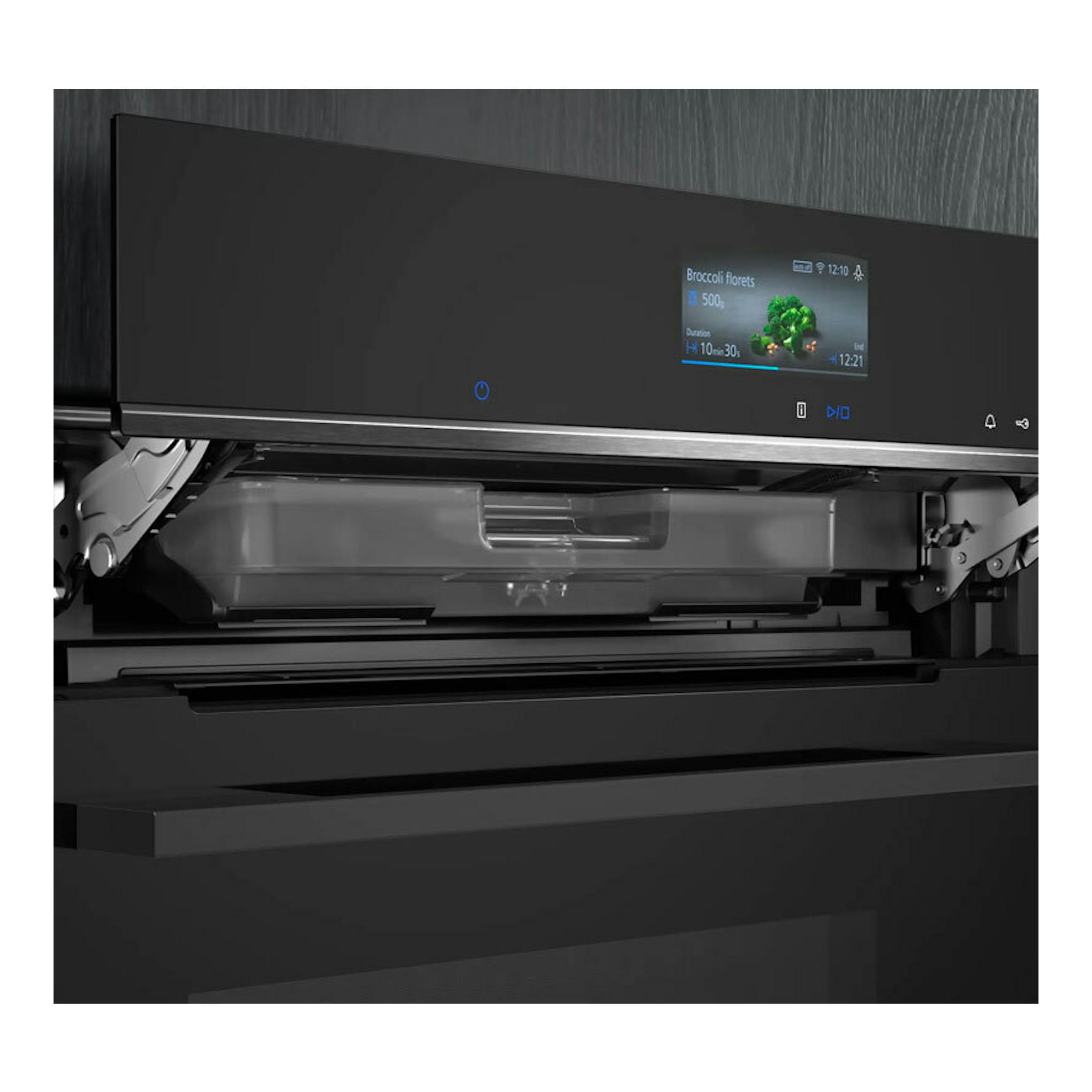 Siemens HS736G3B1, horno negro empotrado con puerta abatible abierta y pantalla táctil frontal.