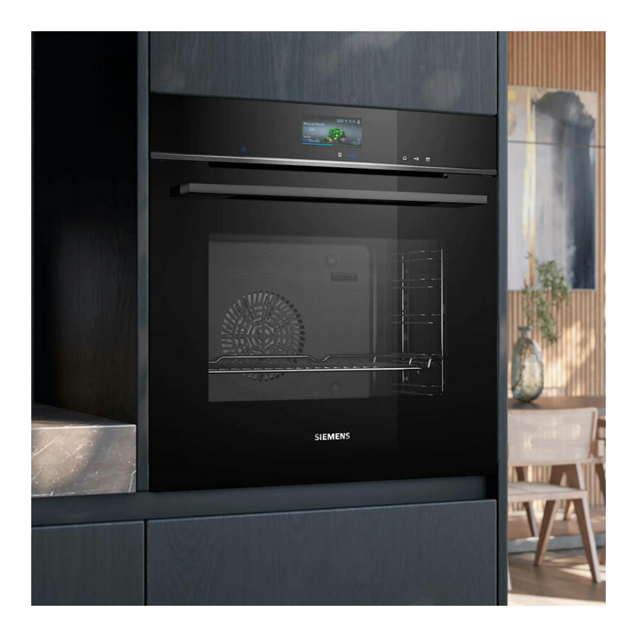 Horno empotrado Siemens HS736G3B1 negro, vista frontal con puerta de vidrio y panel digital