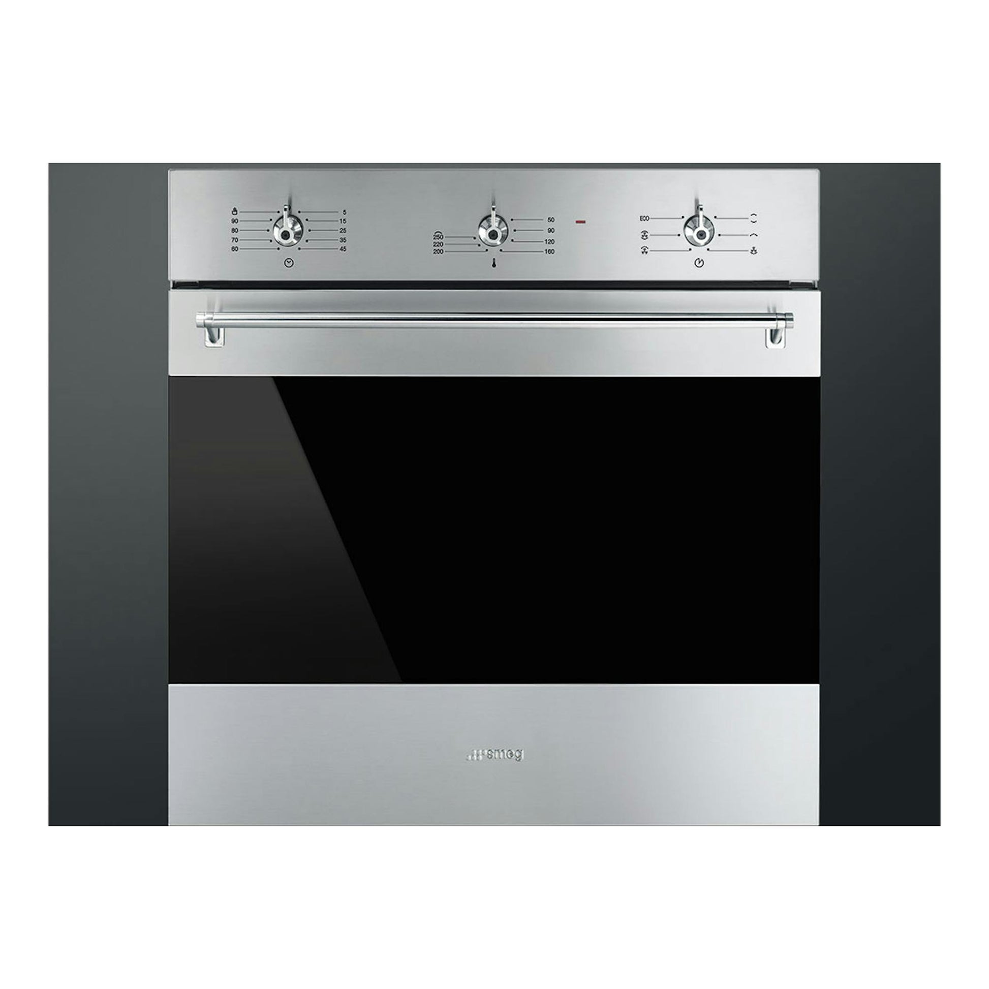 Horno Smeg SF6381X inox, vista frontal, con puerta de cristal negro y tres mandos superiores.