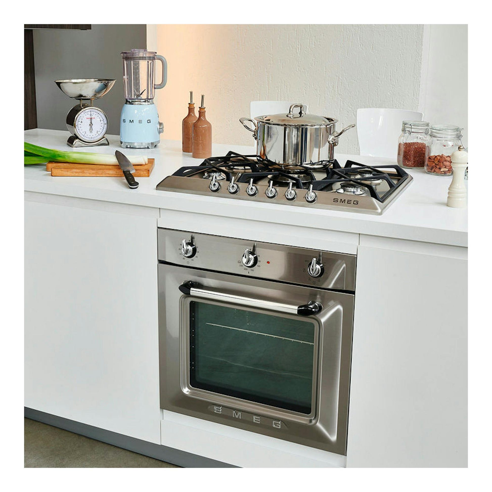Horno empotrado Smeg SF6905X1 de acero inoxidable, visto de frente bajo una encimera blanca.