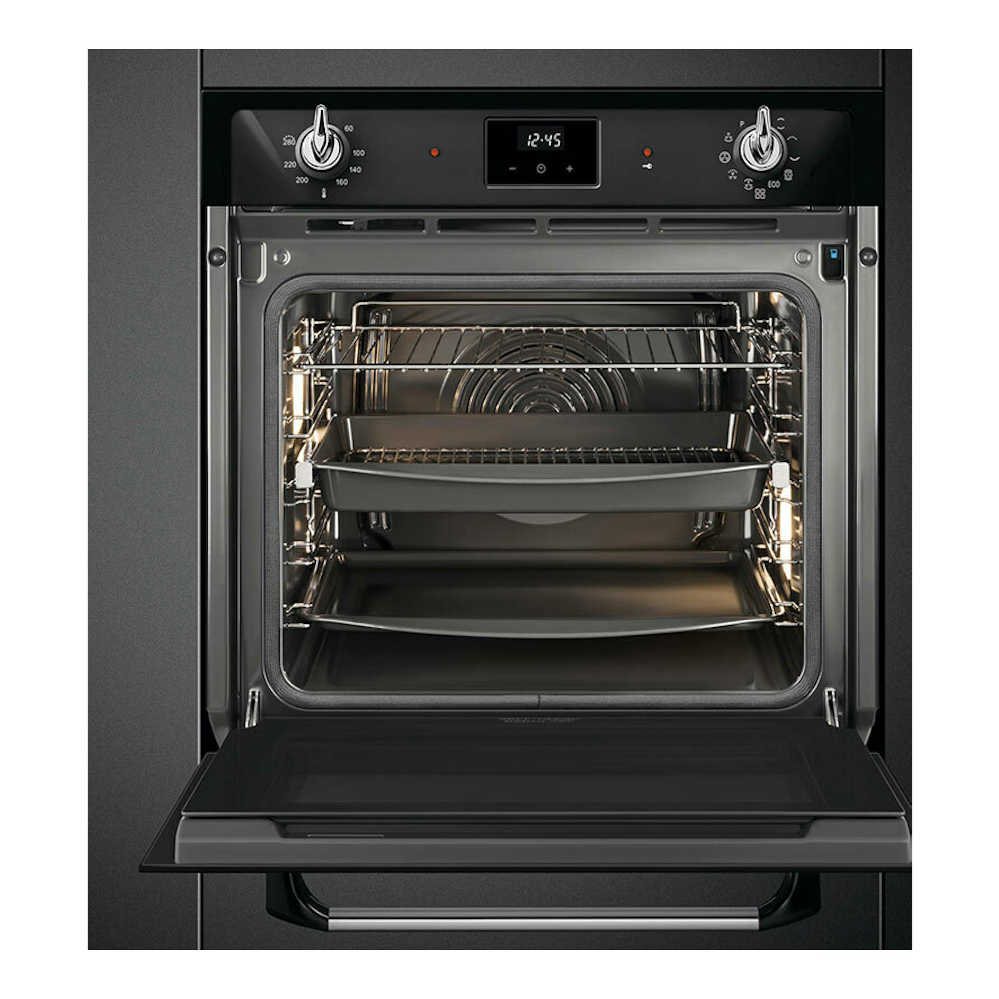 Horno Smeg SOP6900TN negro, vista frontal con puerta abierta, panel digital y bandejas interiores.
