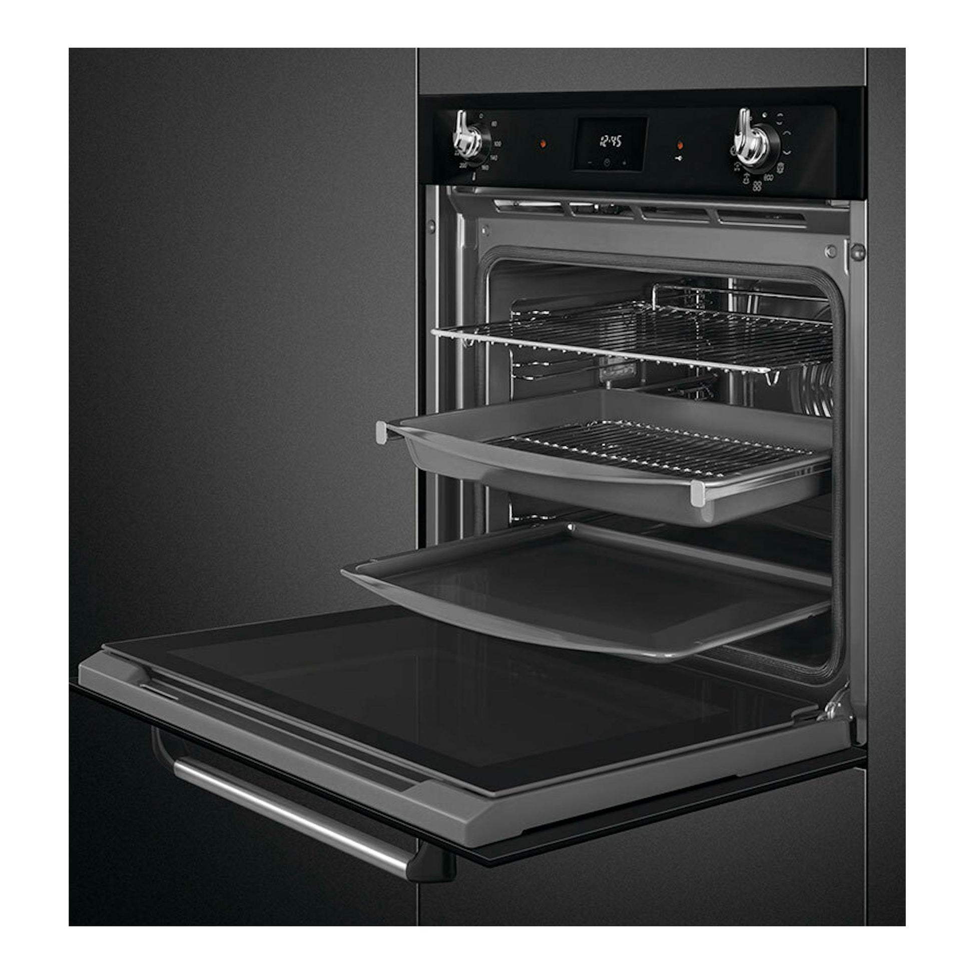 Horno Smeg SOP6900TN negro, vista frontal con puerta abatible abierta y bandejas interiores extraídas.