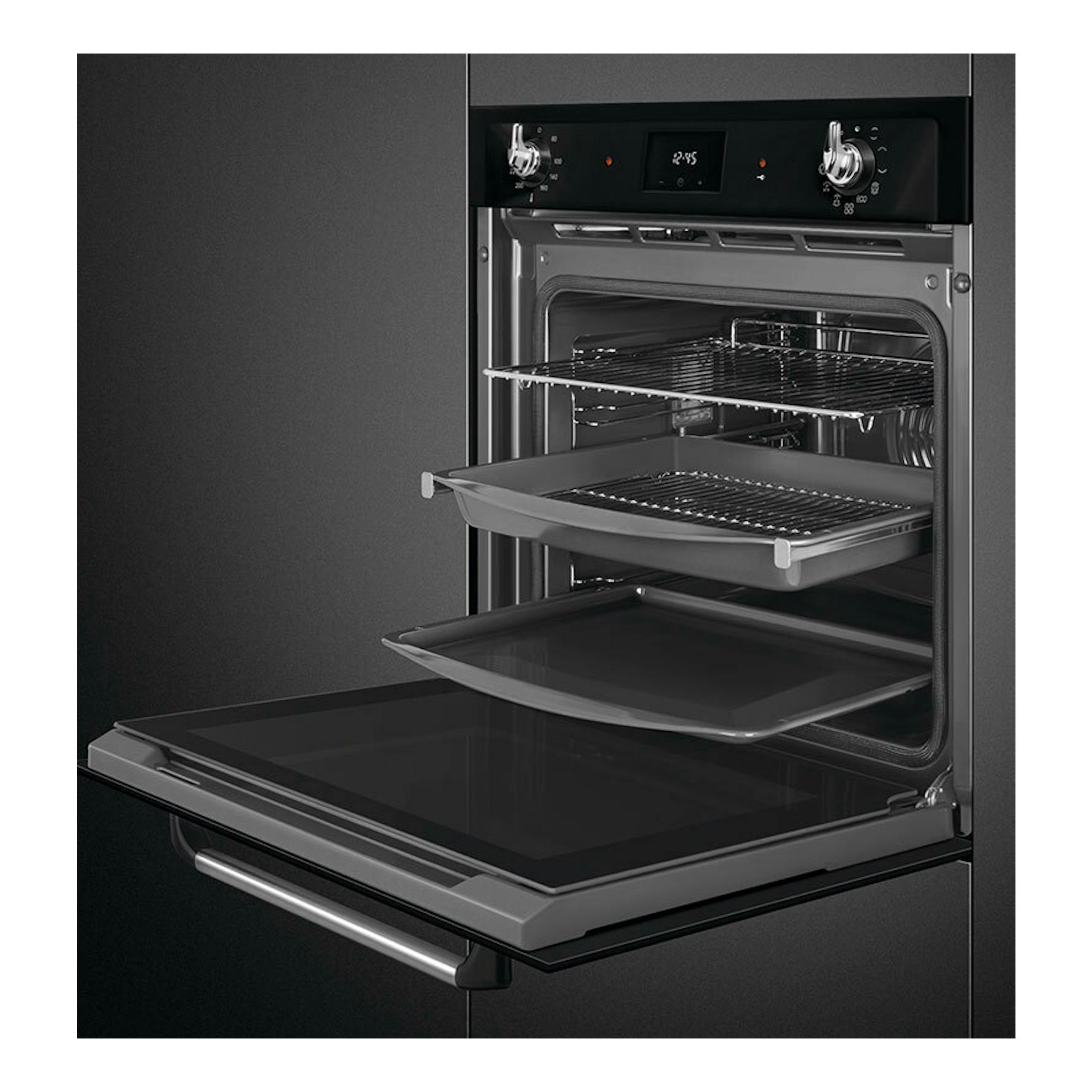 Horno Smeg SOP6900TN negro, vista frontal con puerta abatible abierta y bandejas interiores extraídas.