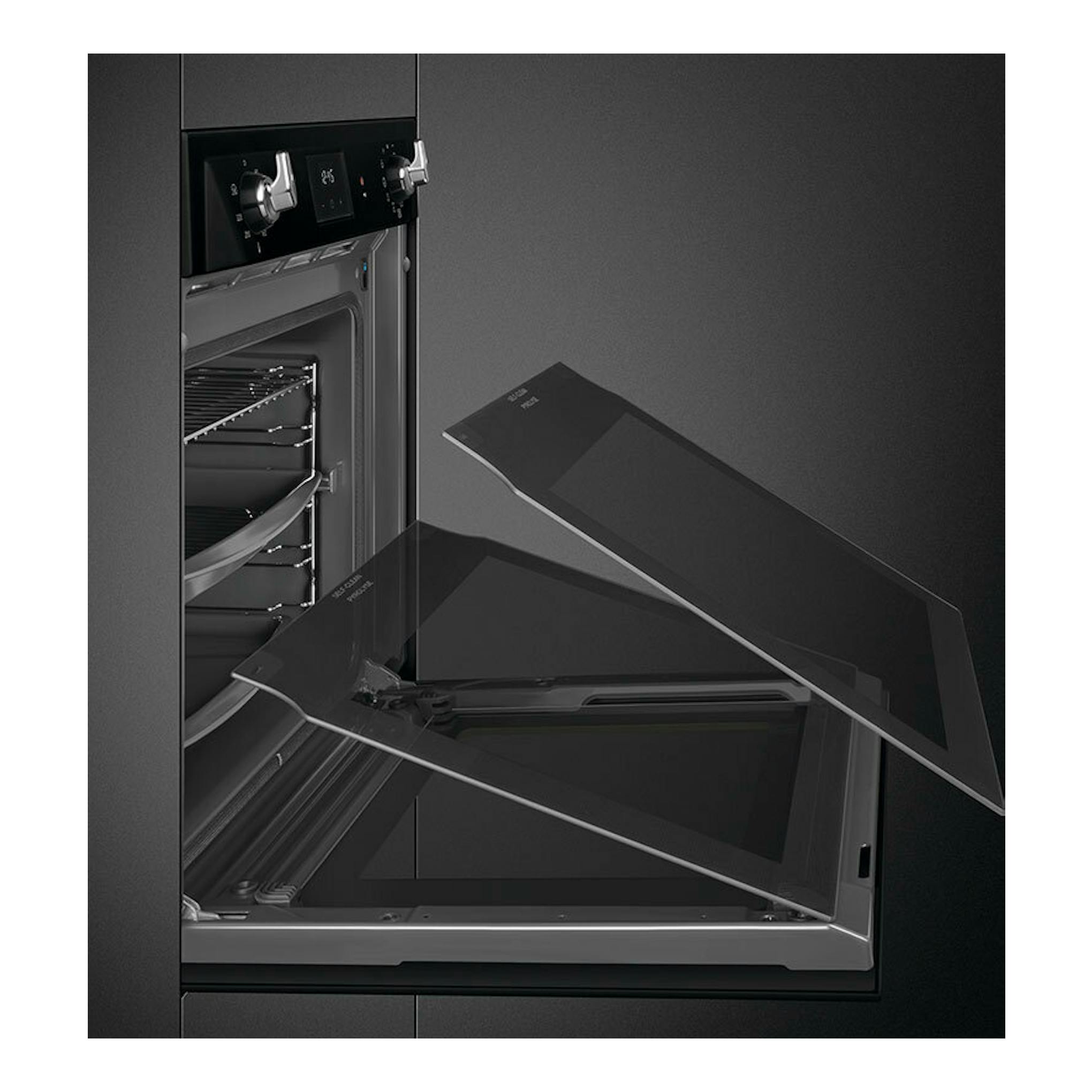 Horno Smeg SOP6900TN negro, empotrado, con puerta abatible abierta en vista frontal.