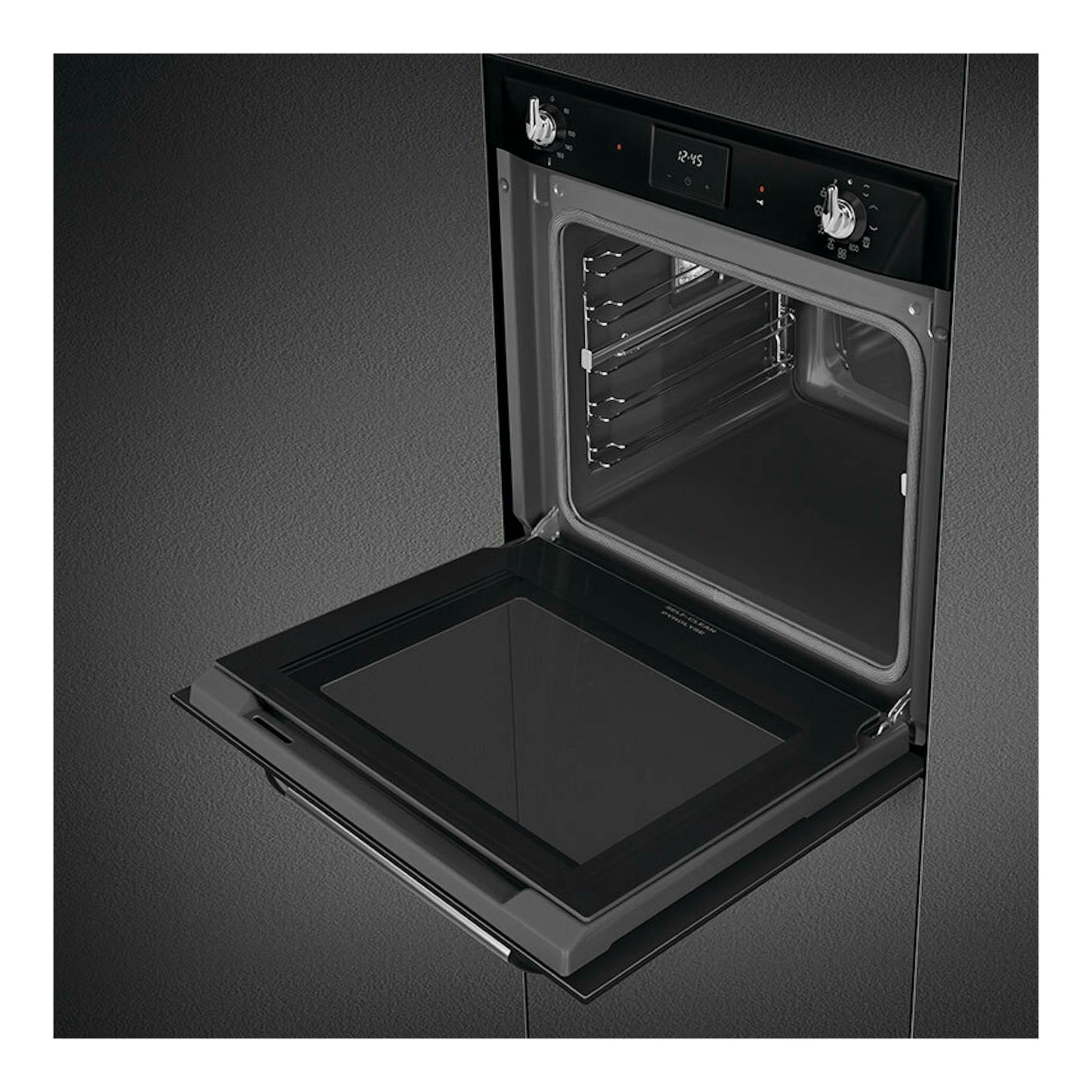 Horno empotrable Smeg SOP6900TN negro, puerta abatible abierta y panel frontal con mandos y display.
