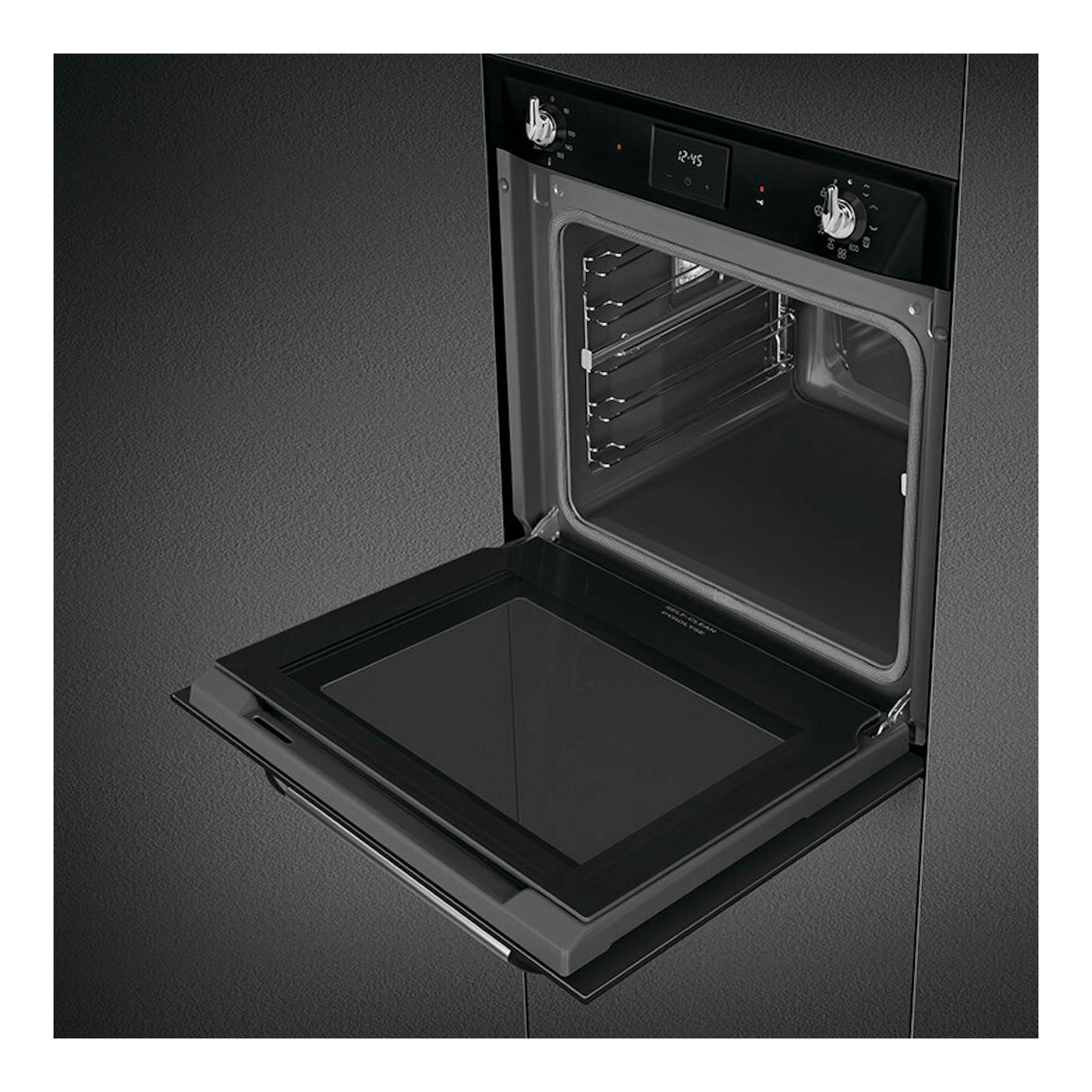 Horno empotrable Smeg SOP6900TN negro, puerta abatible abierta y panel frontal con mandos y display.
