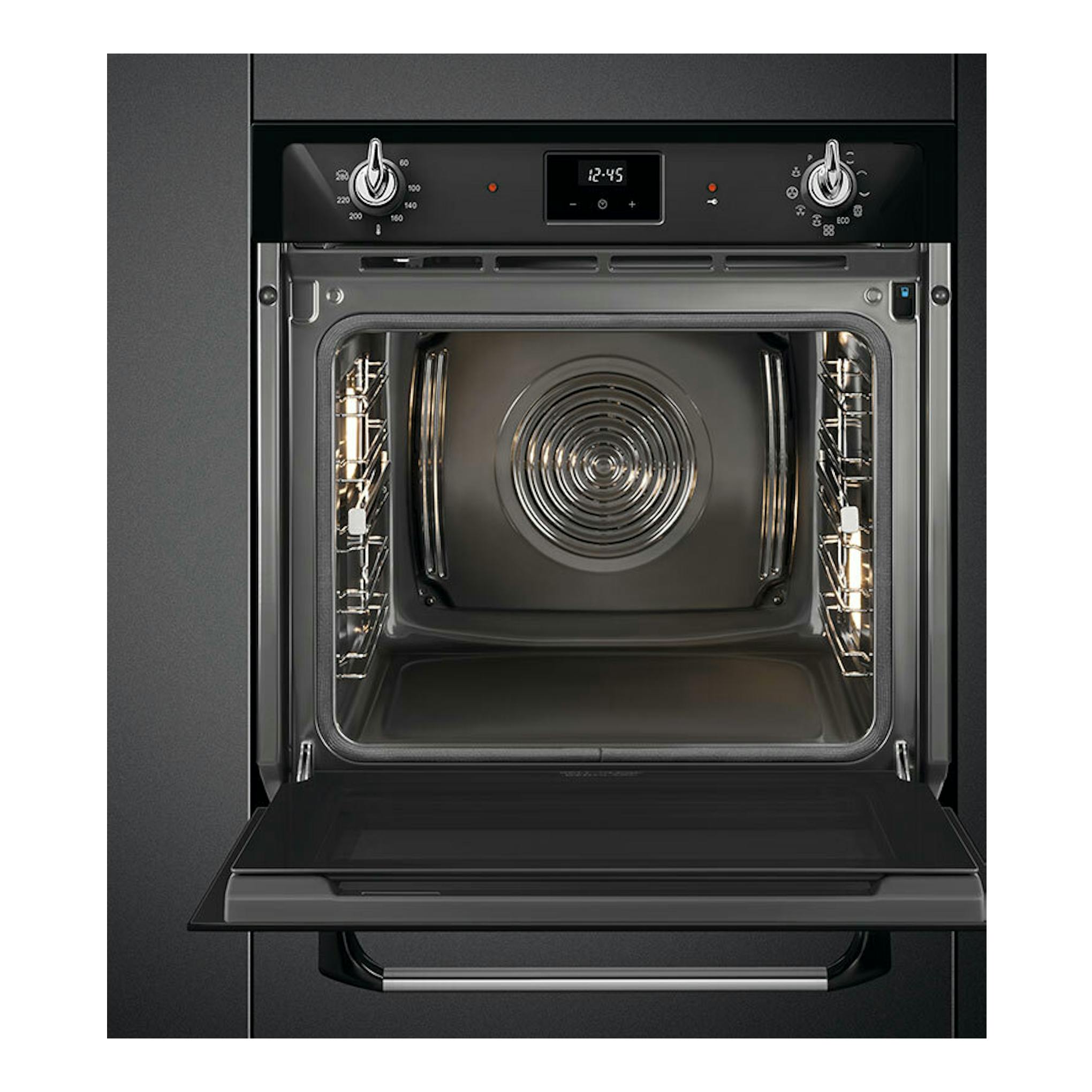 Horno Smeg SOP6900TN negro, vista frontal con la puerta abierta y panel digital superior.