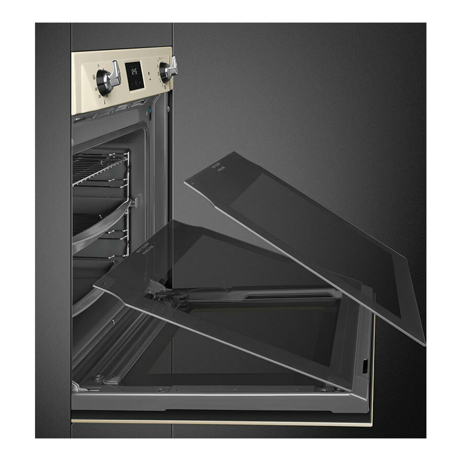 Horno Smeg SOP6900TP crema empotrado, con puerta abatible abierta e interior visible.
