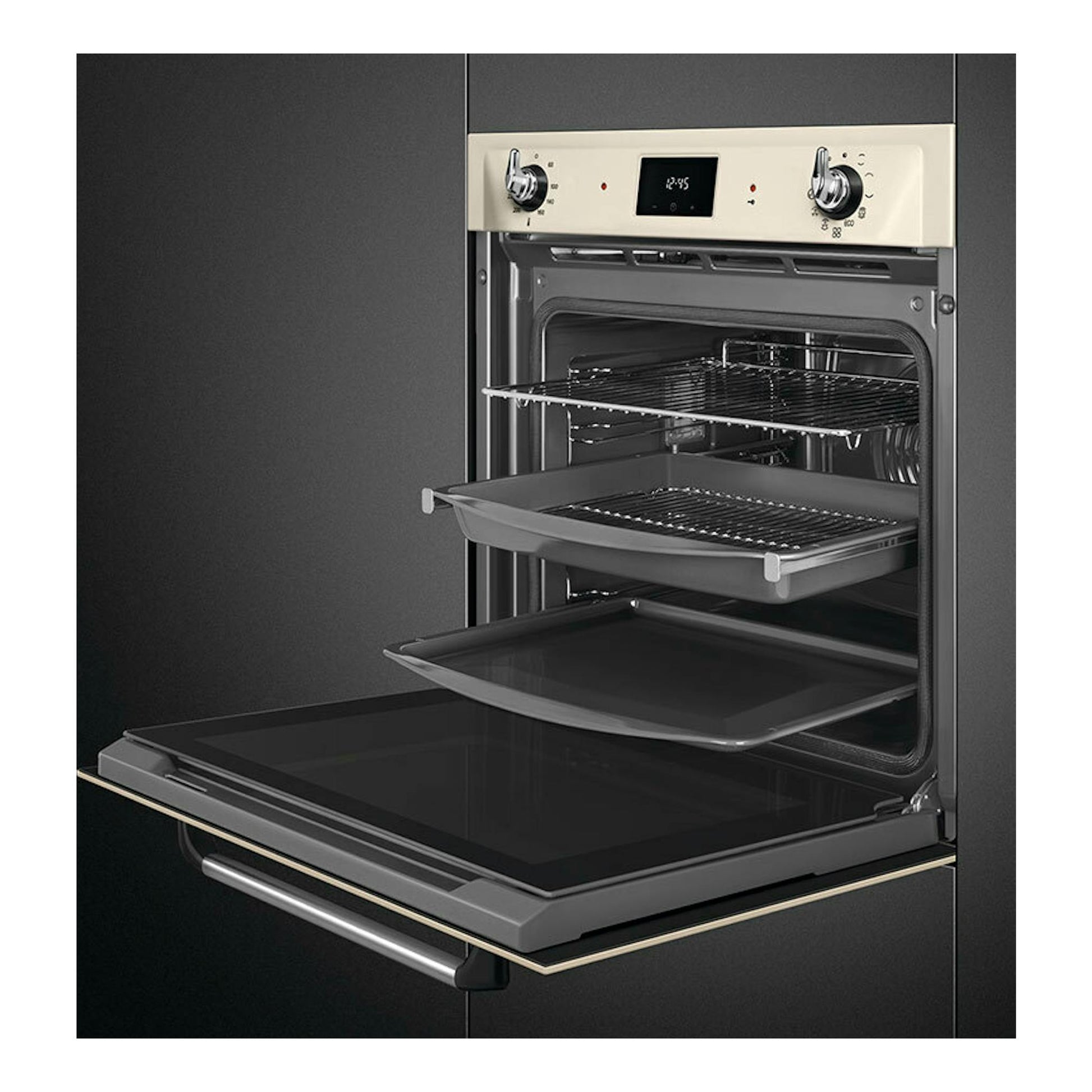 Horno Smeg SOP6900TP crema, vista frontal con puerta abierta e interior negro con bandejas.