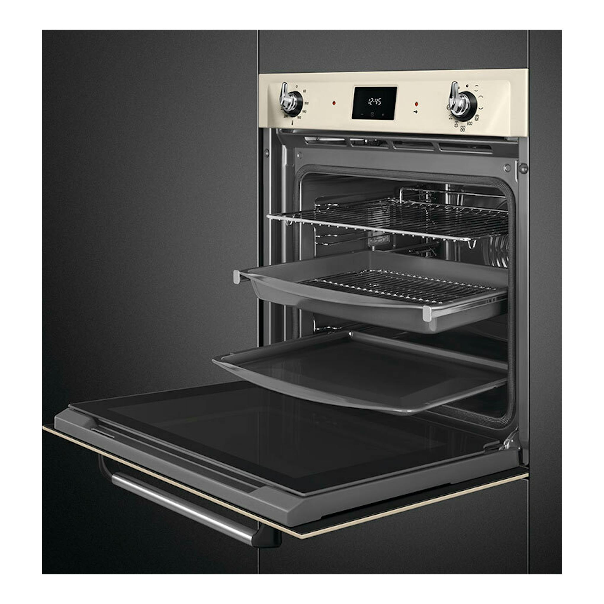 Horno Smeg SOP6900TP crema, vista frontal con puerta abierta e interior negro con bandejas.