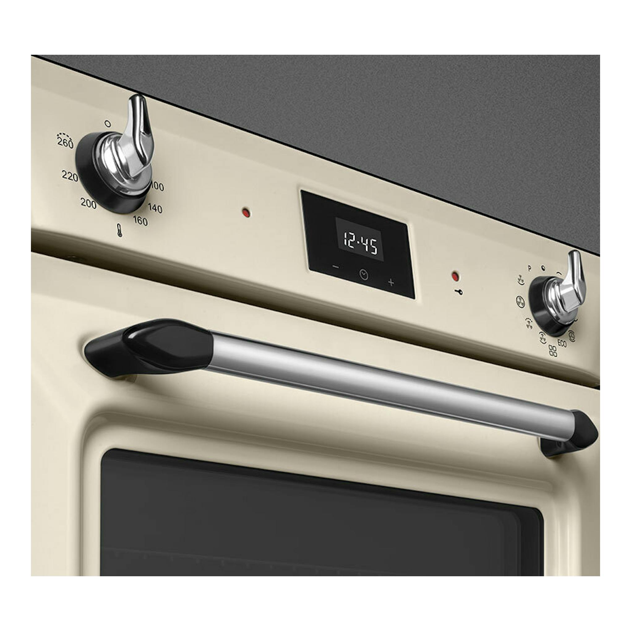 Horno Smeg SOP6900TP crema, vista frontal en ángulo, con mandos cromados y display digital.