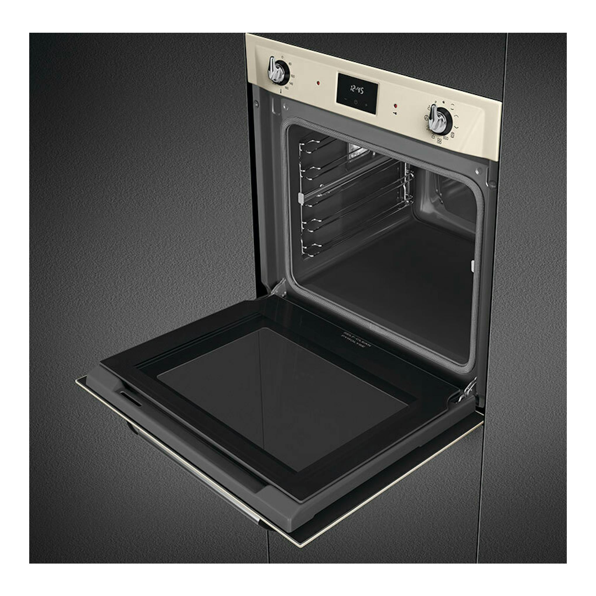 Horno Smeg SOP6900TP crema, empotrado y abierto, con puerta de cristal negro y panel de control crema.