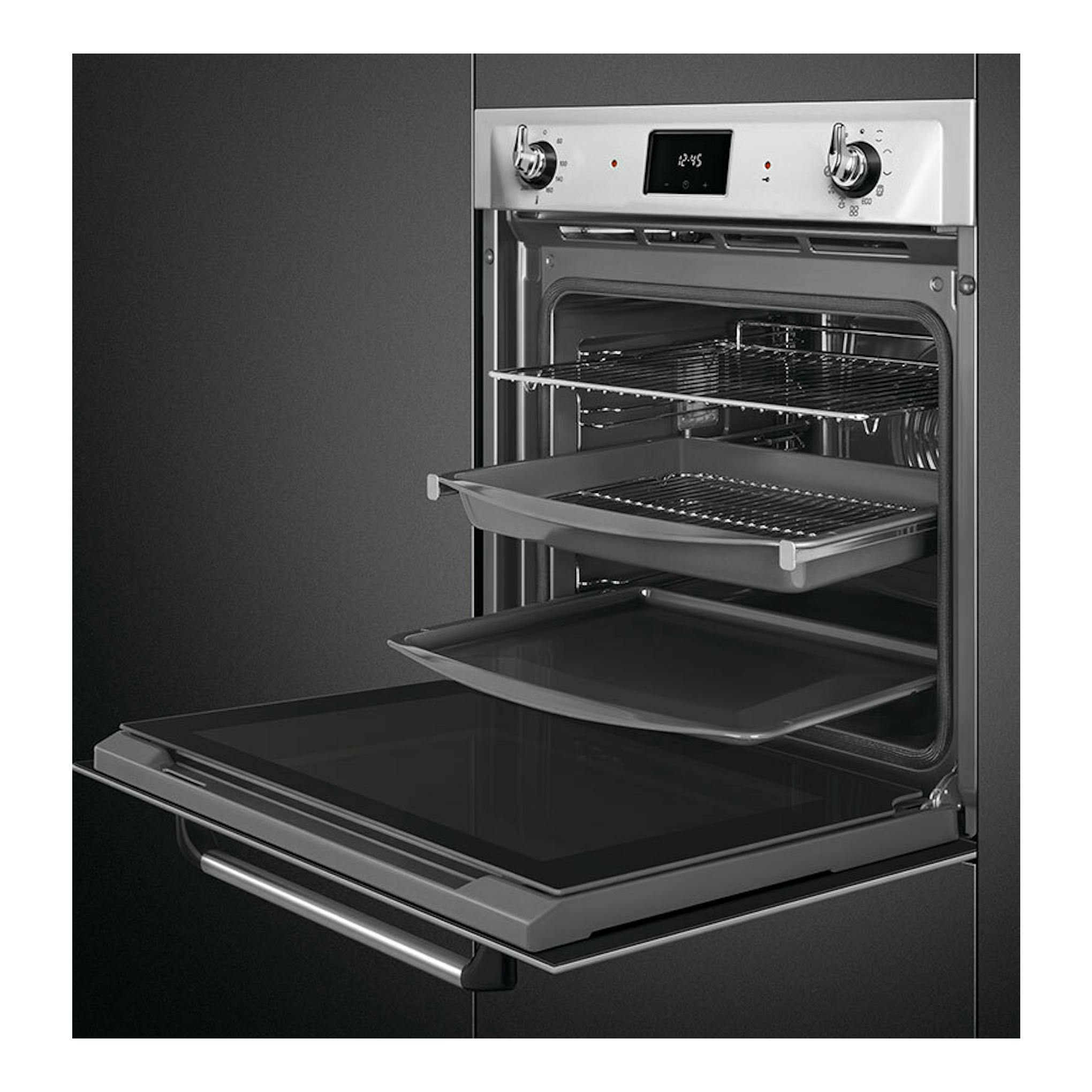Horno Smeg SOP6900TX inox, vista frontal con puerta abierta y bandejas extraídas.