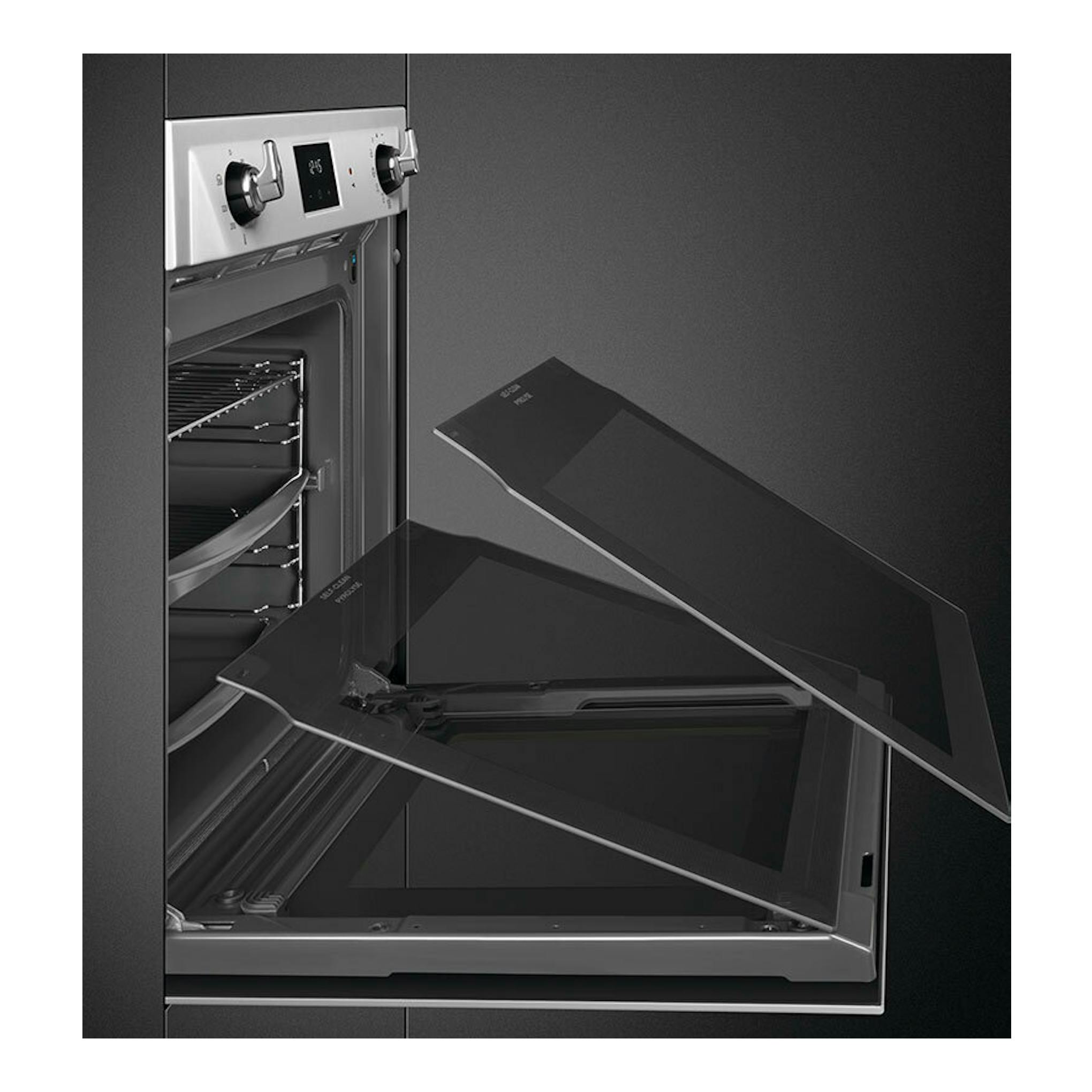 Horno Smeg SOP6900TX inox, vista frontal con puerta abatible abierta y panel plateado.