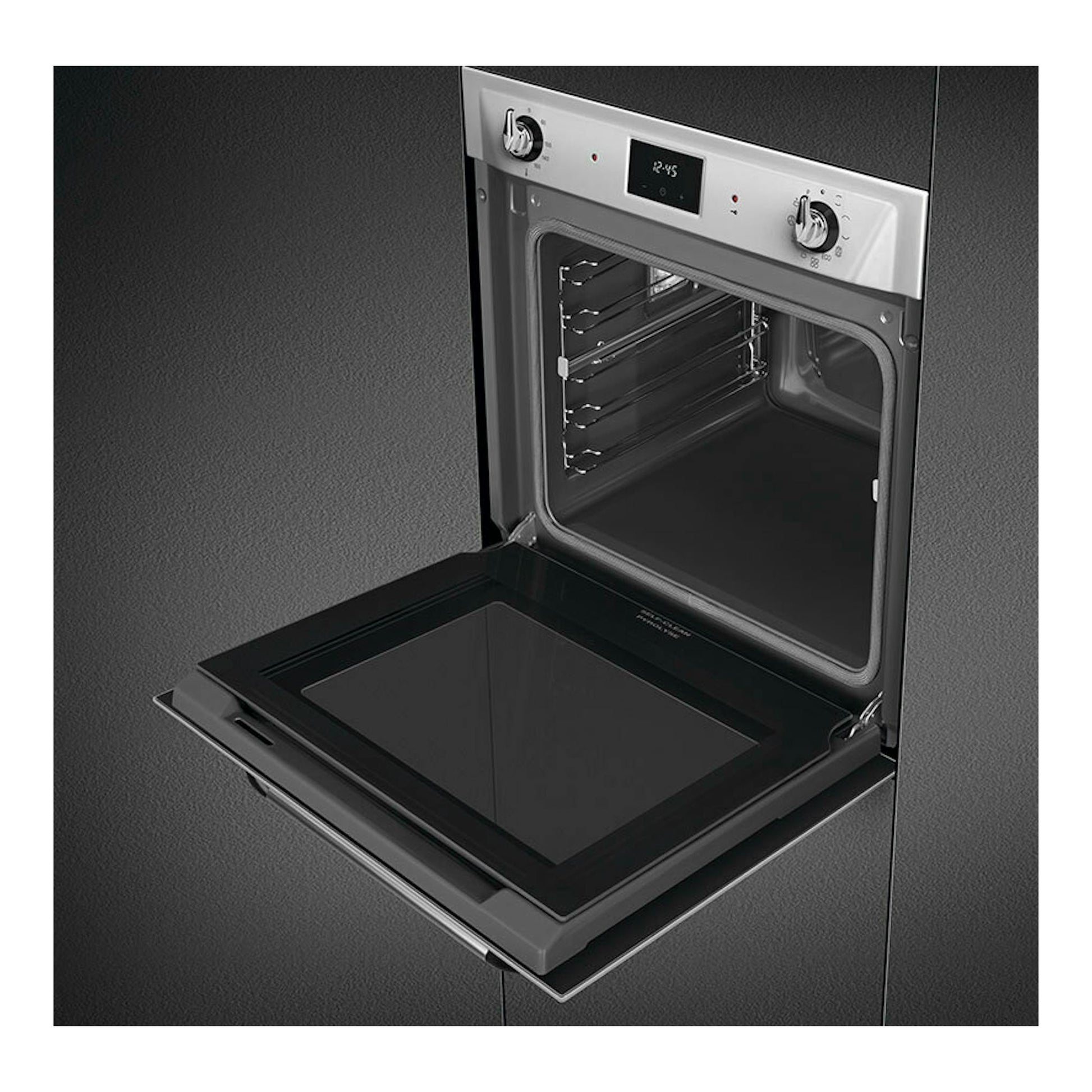 Horno Smeg SOP6900TX inox empotrado, puerta abatible abierta, interior visible y panel frontal con mandos.