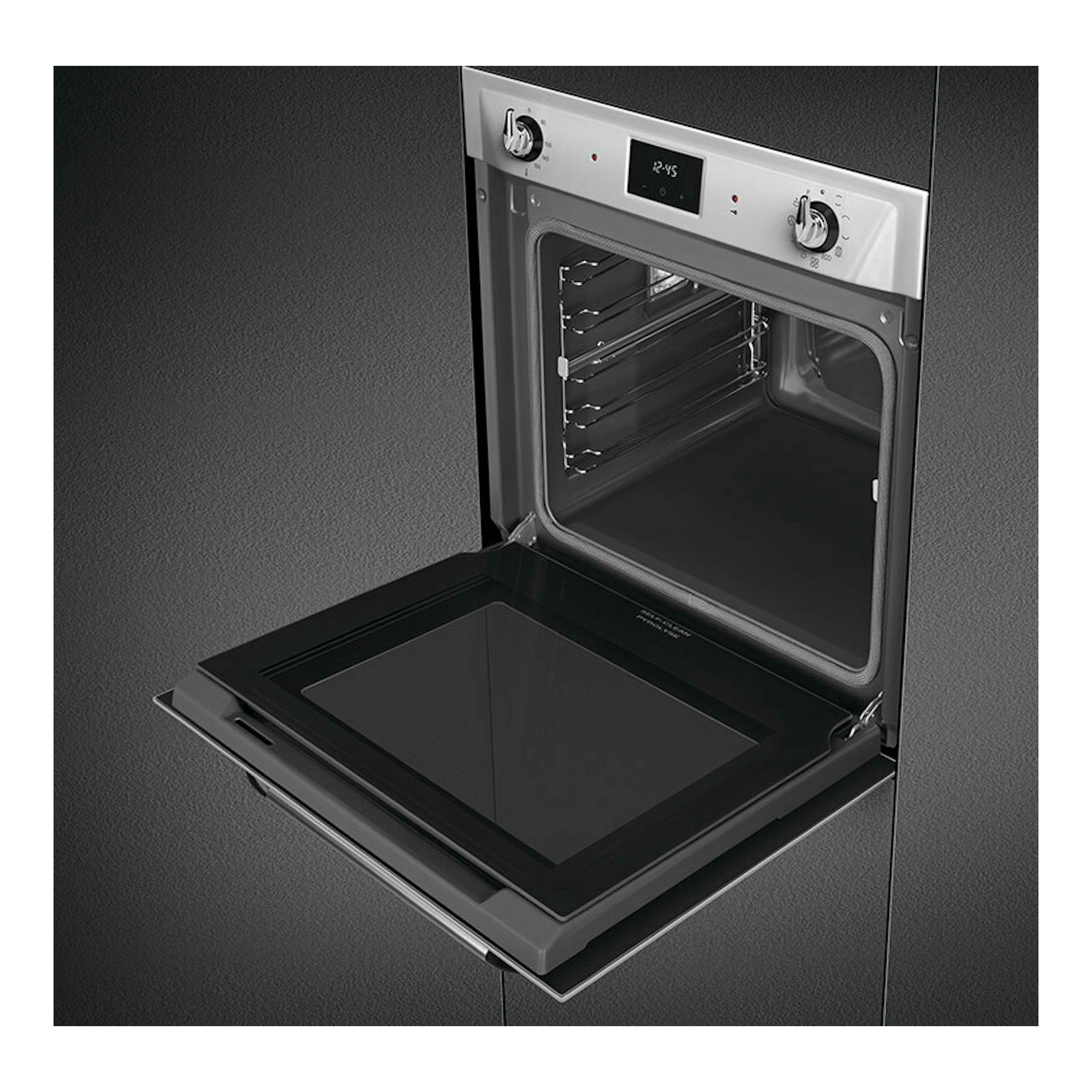 Horno Smeg SOP6900TX inox empotrado, puerta abatible abierta, interior visible y panel frontal con mandos.