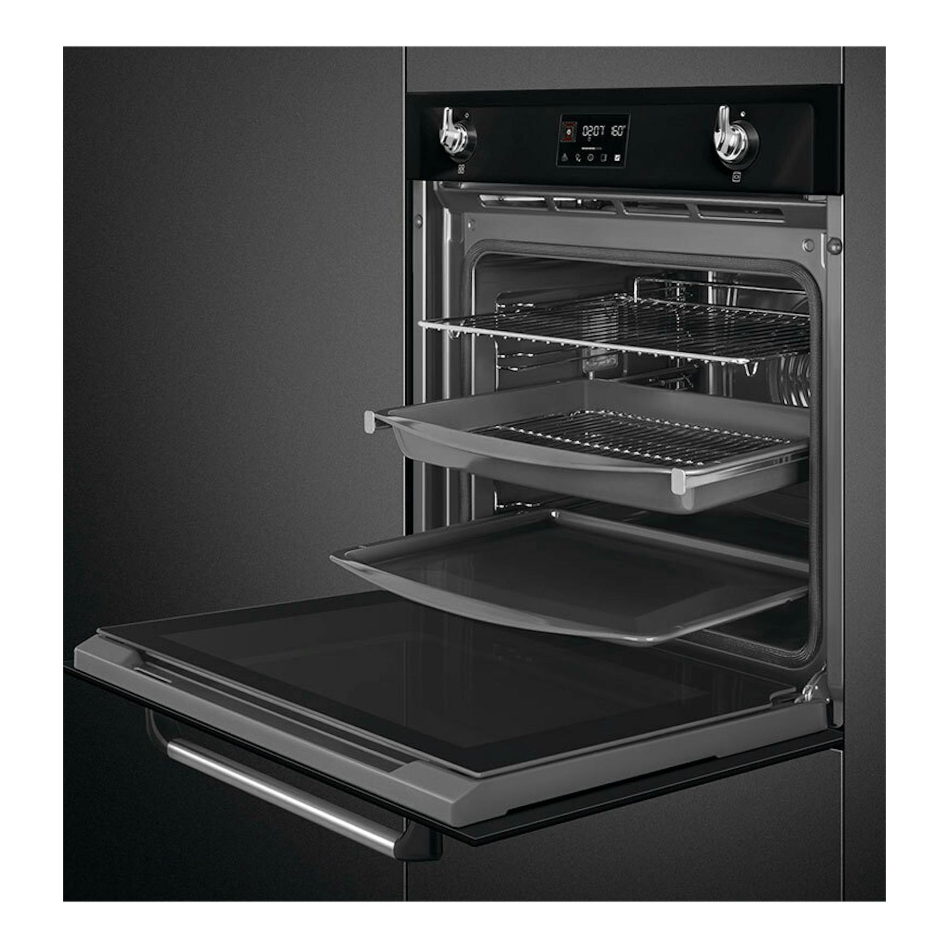 Horno Smeg SOP6902S2PN negro, abierto en vista frontal, con bandejas y rejillas visibles.