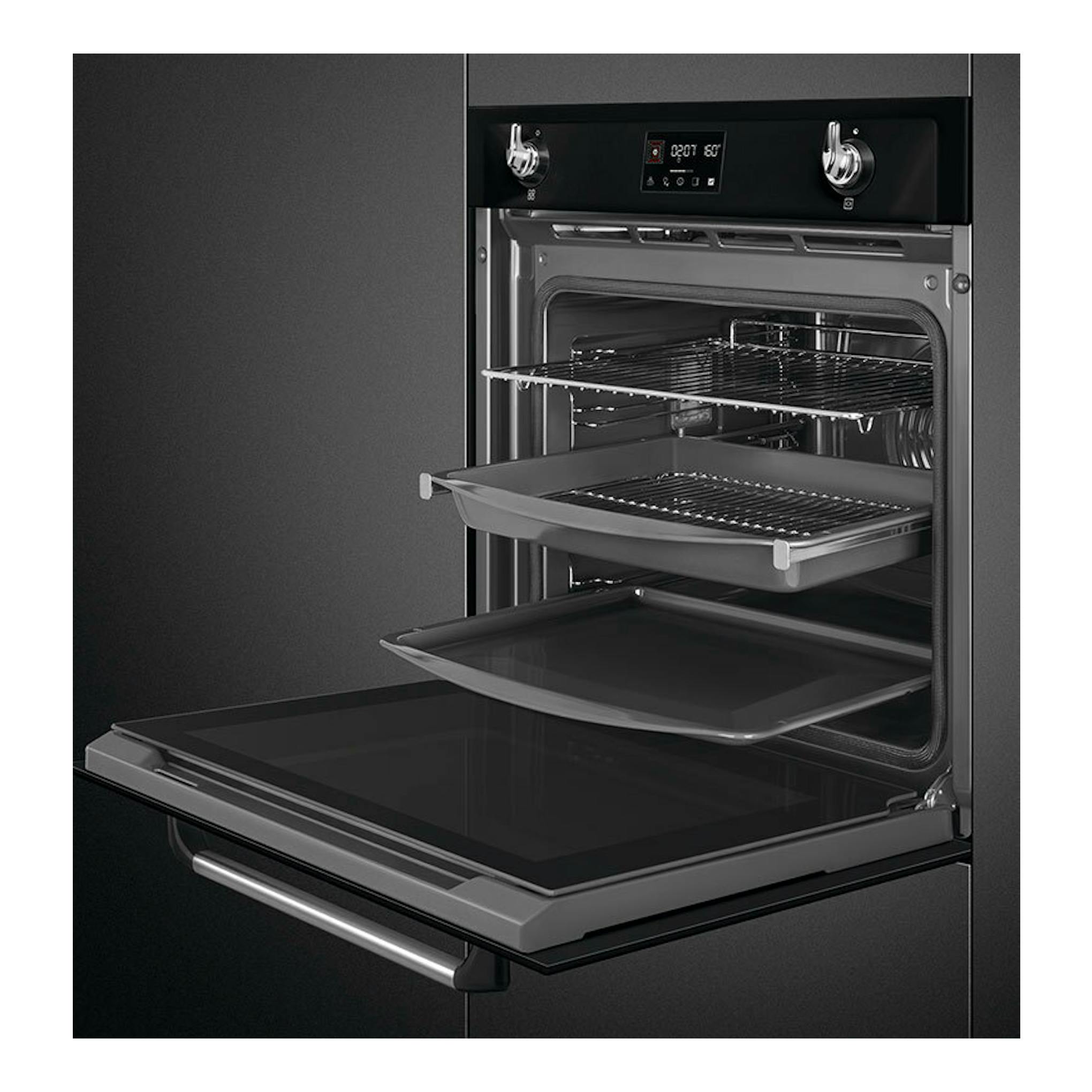 Horno Smeg SOP6902S2PN negro, abierto en vista frontal, con bandejas y rejillas visibles.