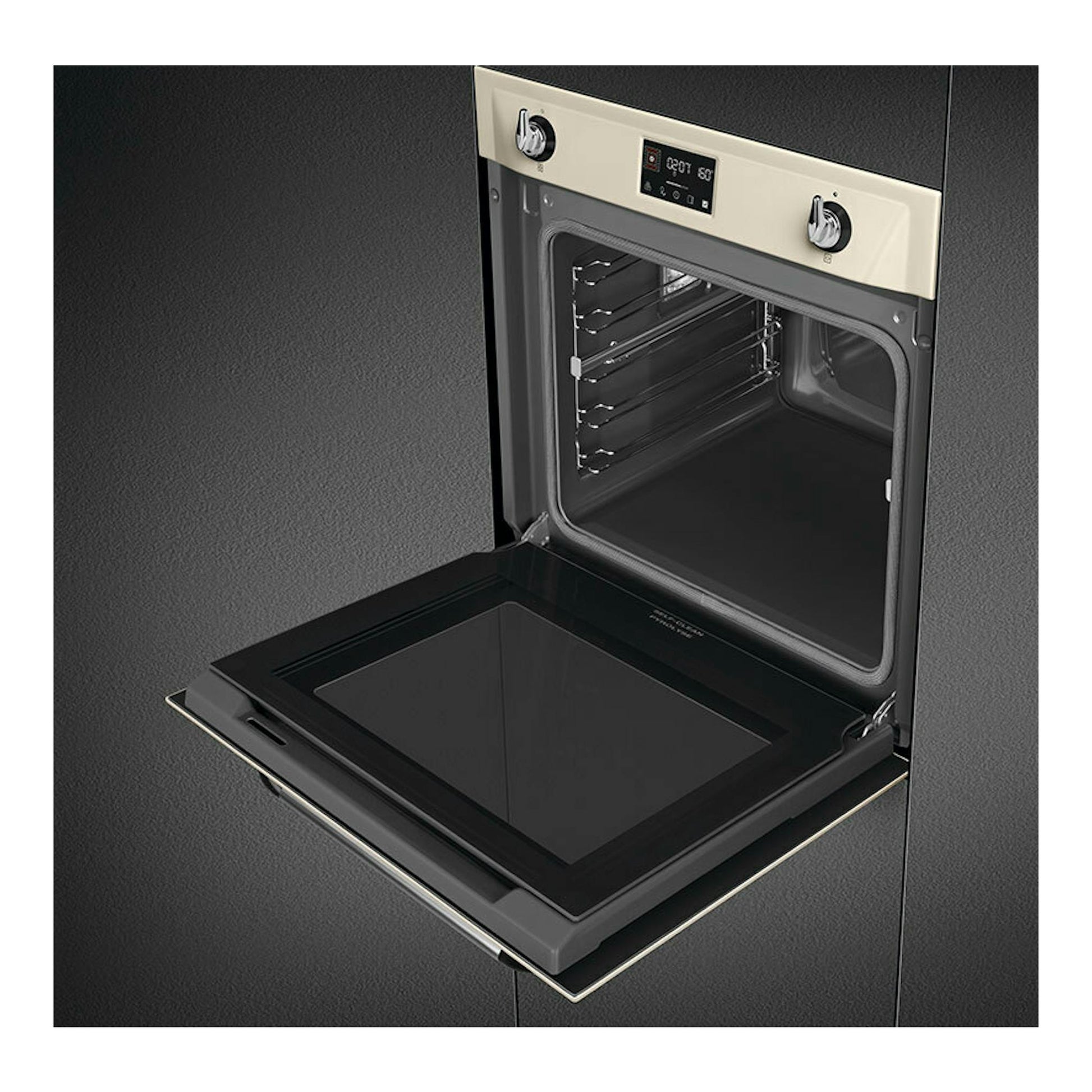 Horno empotrable Smeg SOP6902S2PP crema, con puerta abatible abierta y panel digital frontal.