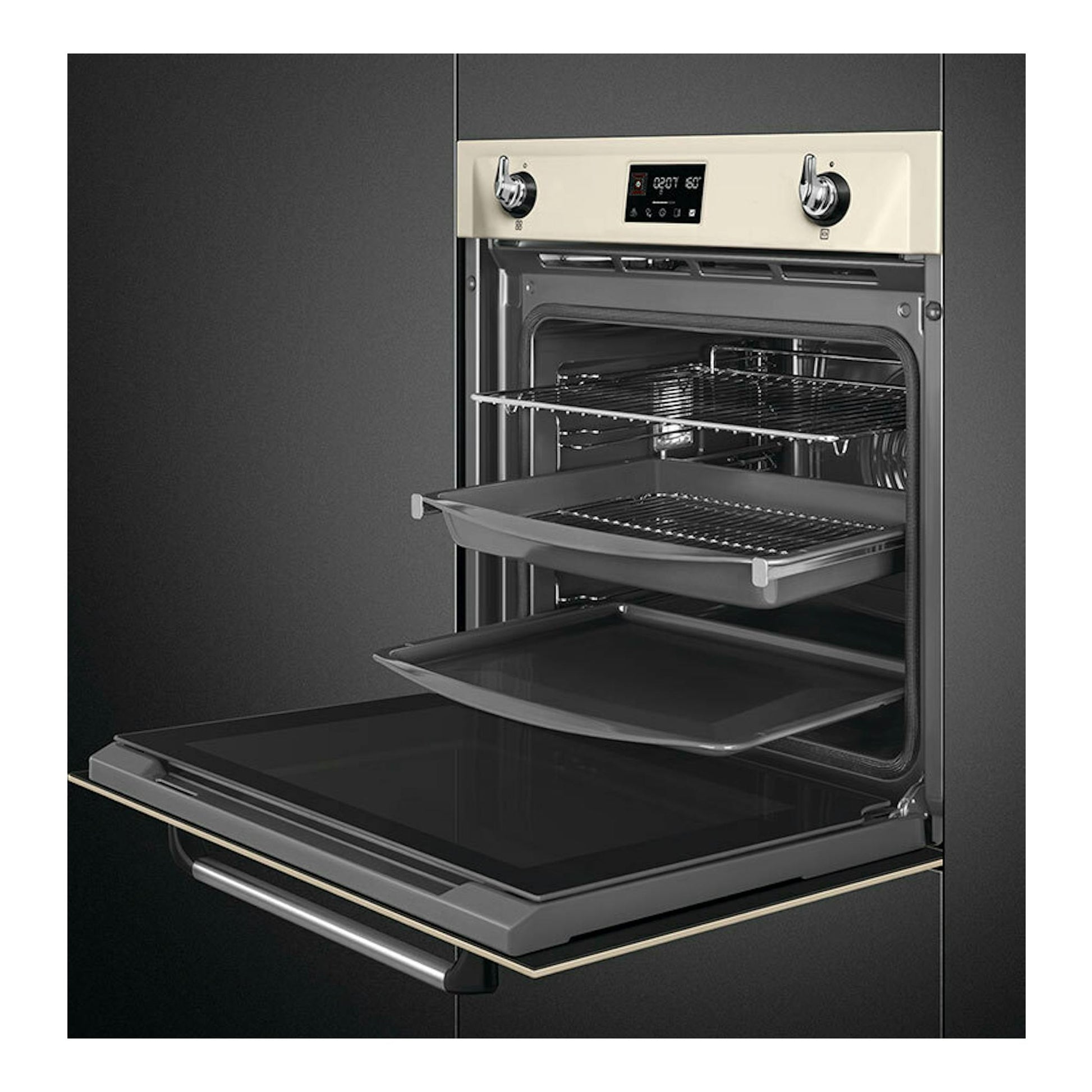 Horno Smeg SOP6902S2PP crema, vista frontal con la puerta abatida y el interior con bandejas extraíbles.
