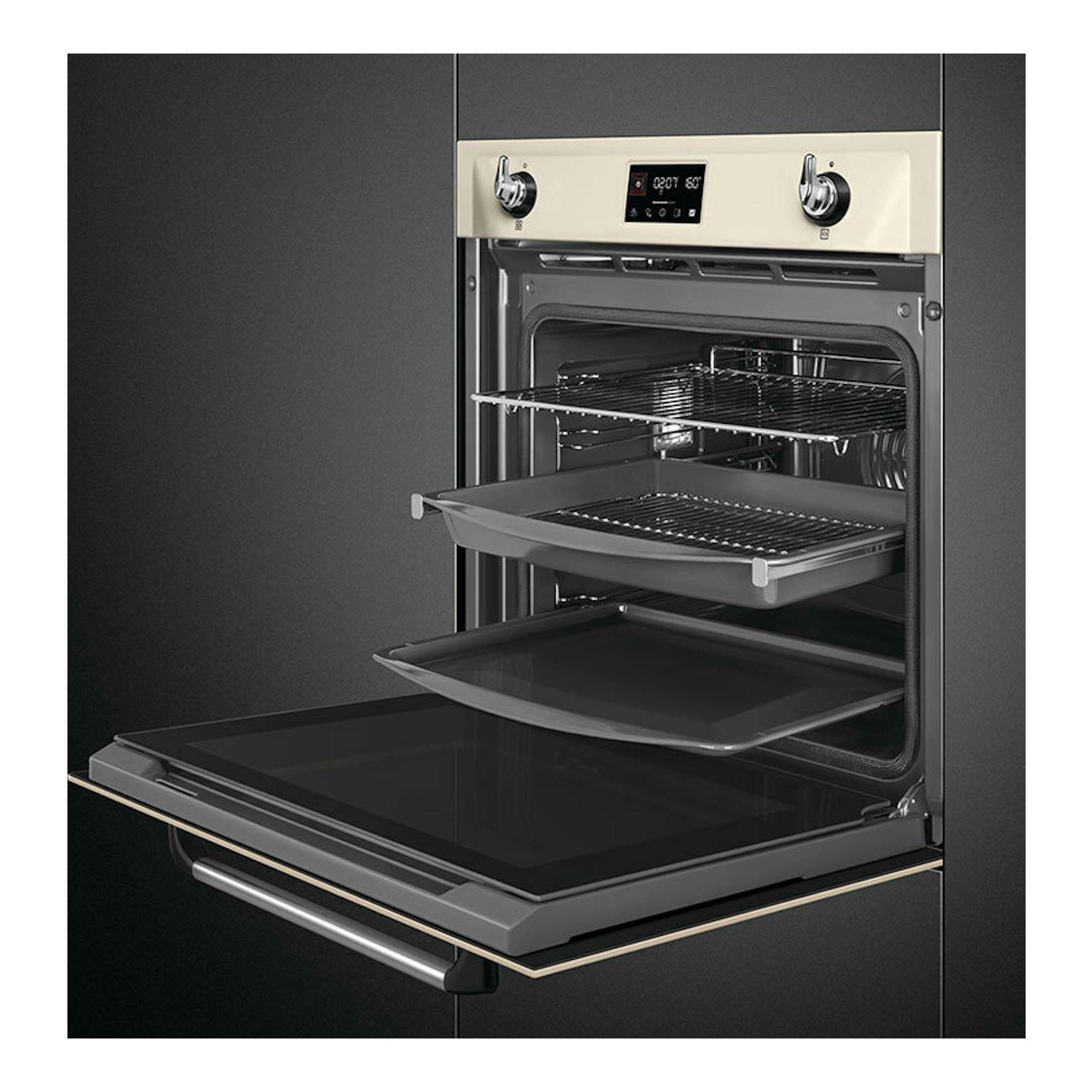 Horno Smeg SOP6902S2PP crema, vista frontal con la puerta abatida y el interior con bandejas extraíbles.
