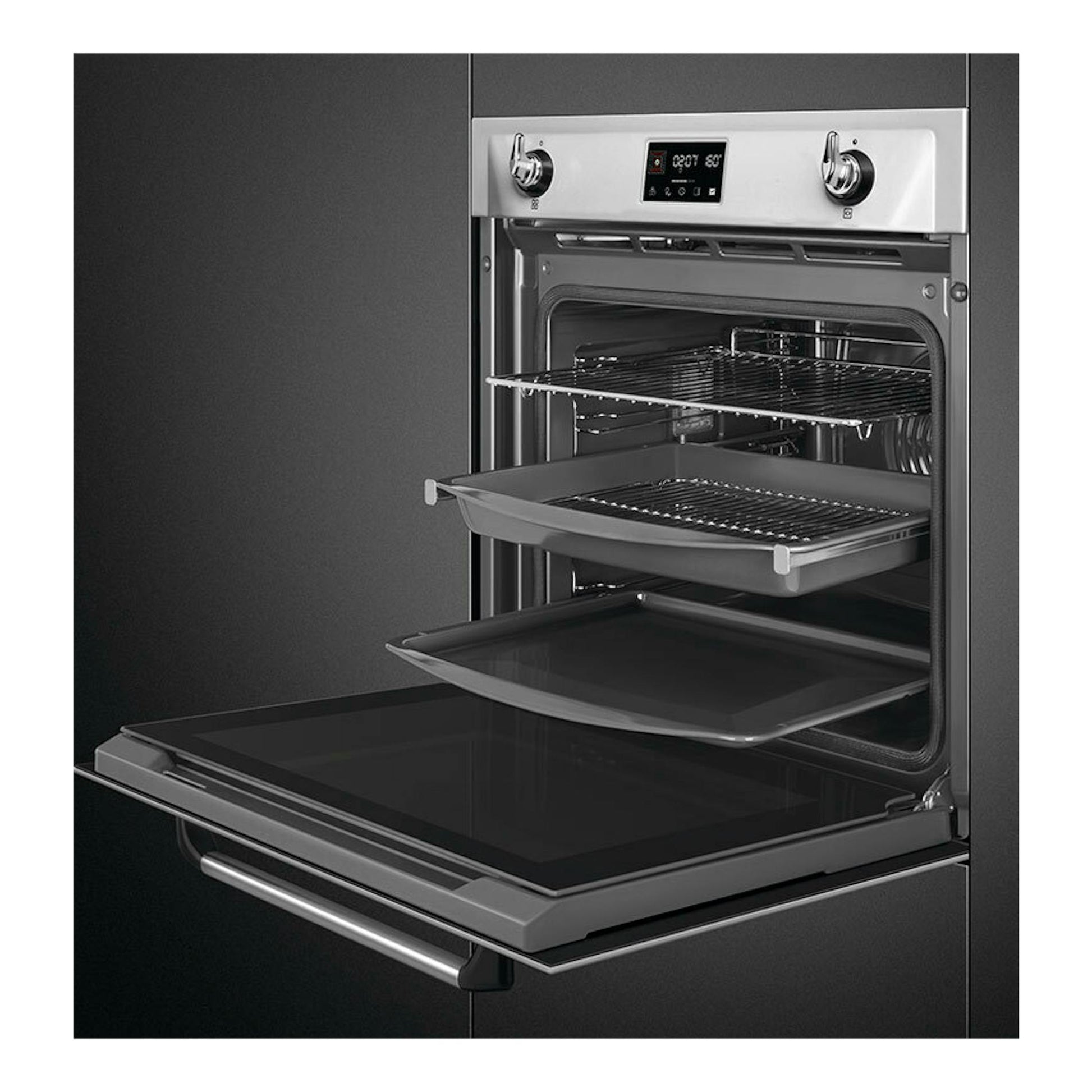Horno Smeg SOP6902S2PX inox, vista frontal con puerta abatible abierta e interior con bandejas y rejillas.